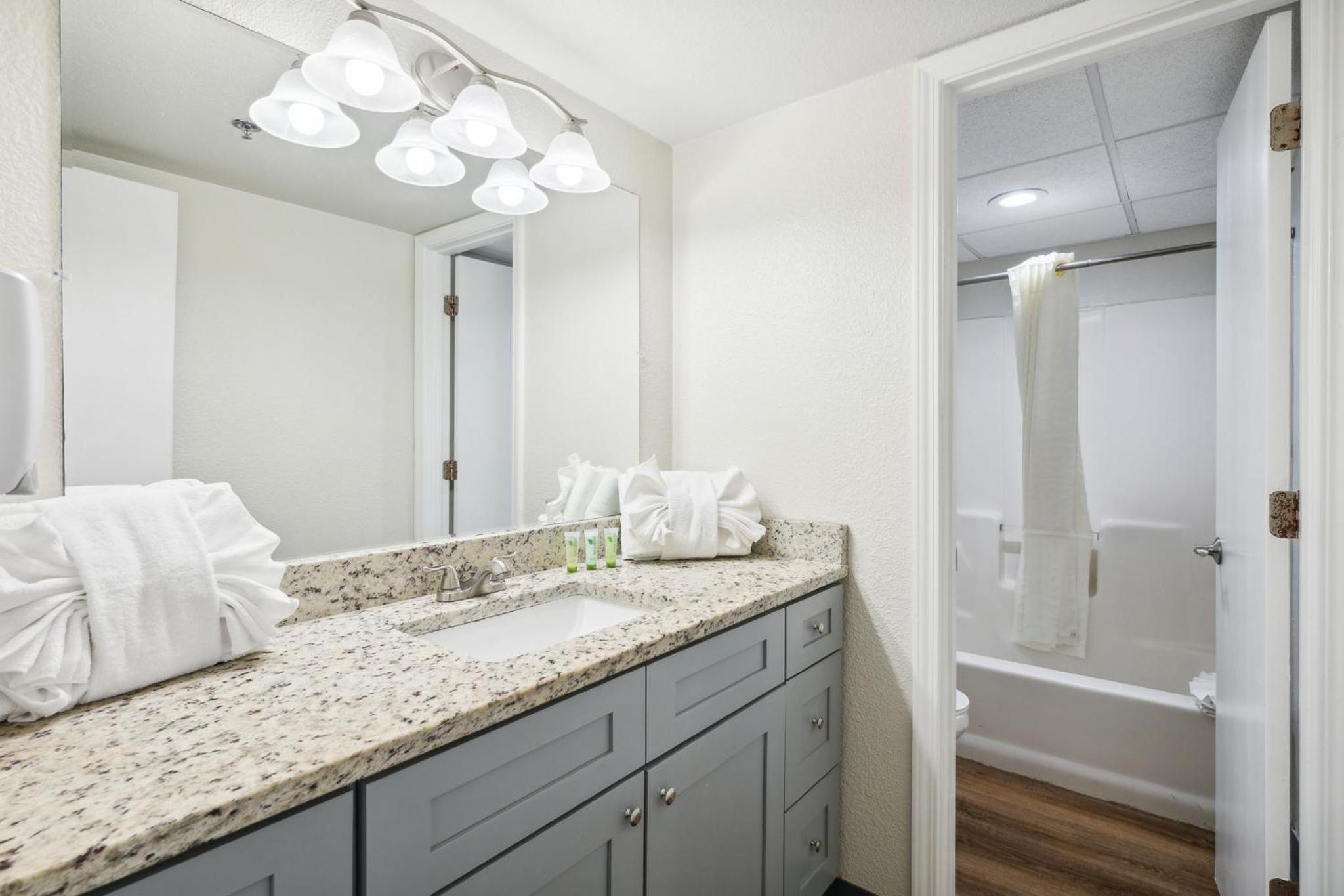 Beachfront Premier Suite - Queen/Queen with Kitchen - Top Floor - Photo 2