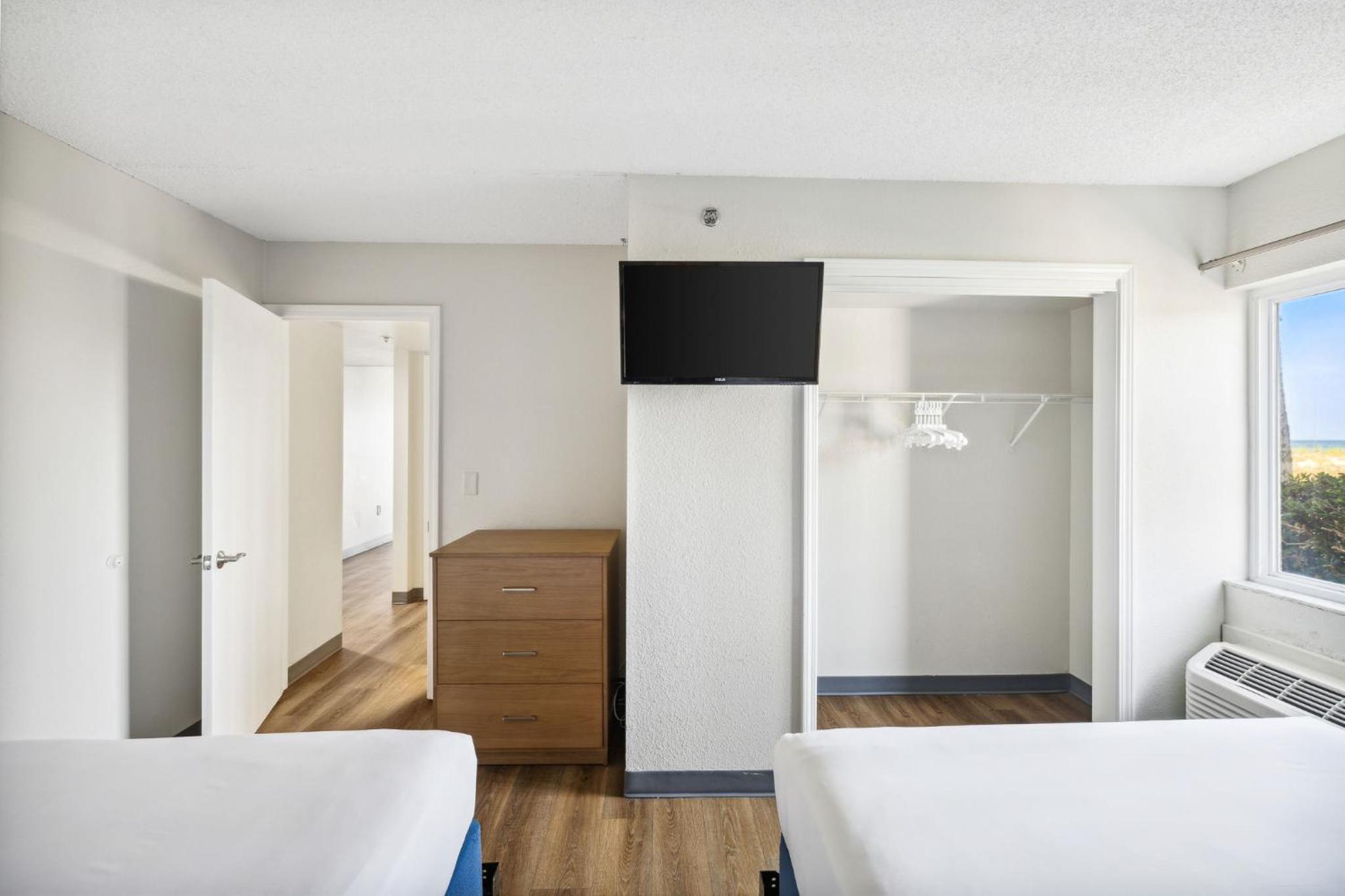 Beachfront Classic Room - Queen/Queen with Kitchen - Top Floor - Photo 4