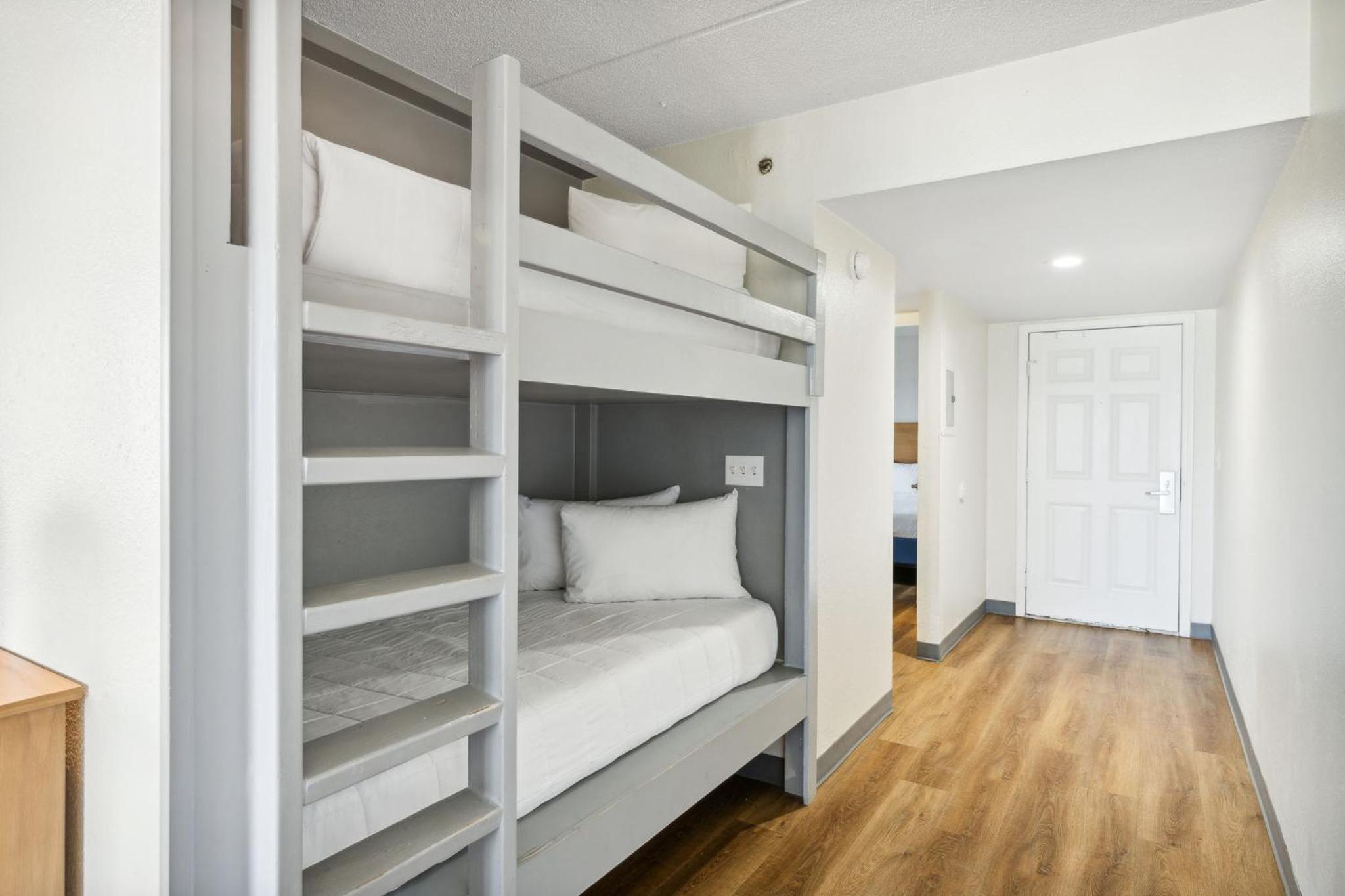 Beachfront Premier Suite - Queen/Queen with Kitchen - Top Floor - Photo 5