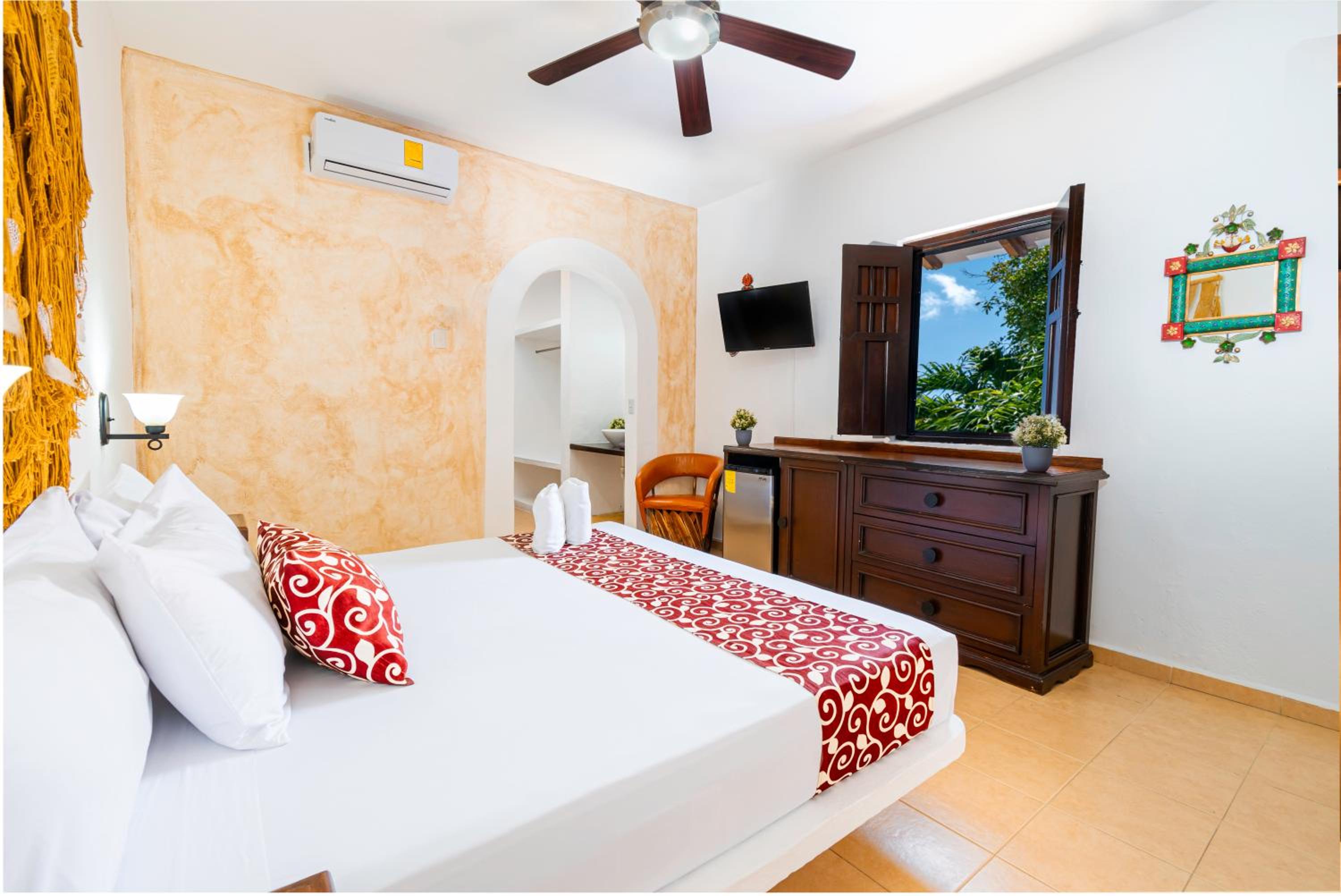 Standard Queen Room - Photo 13