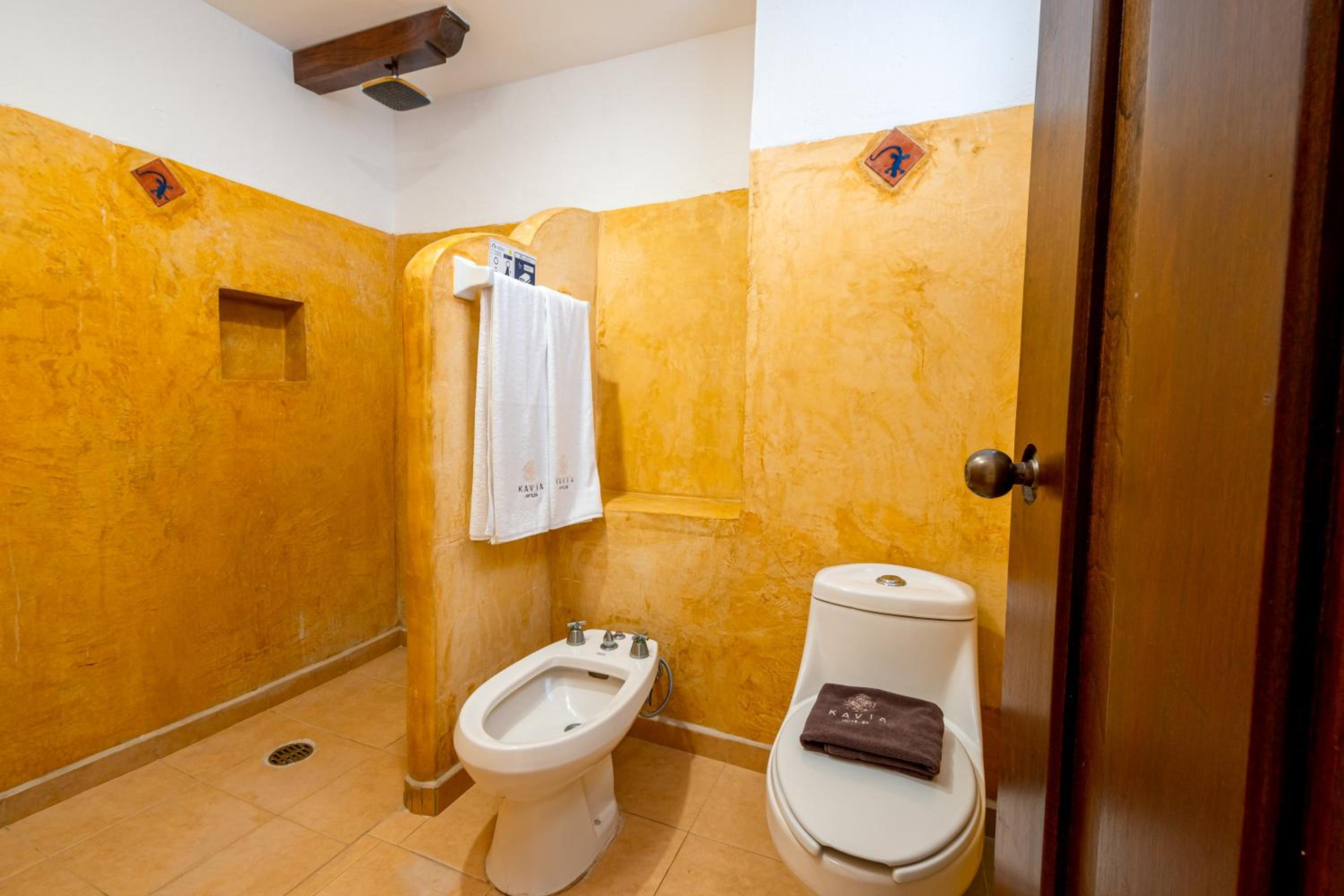 Standard Queen Room - Photo 10