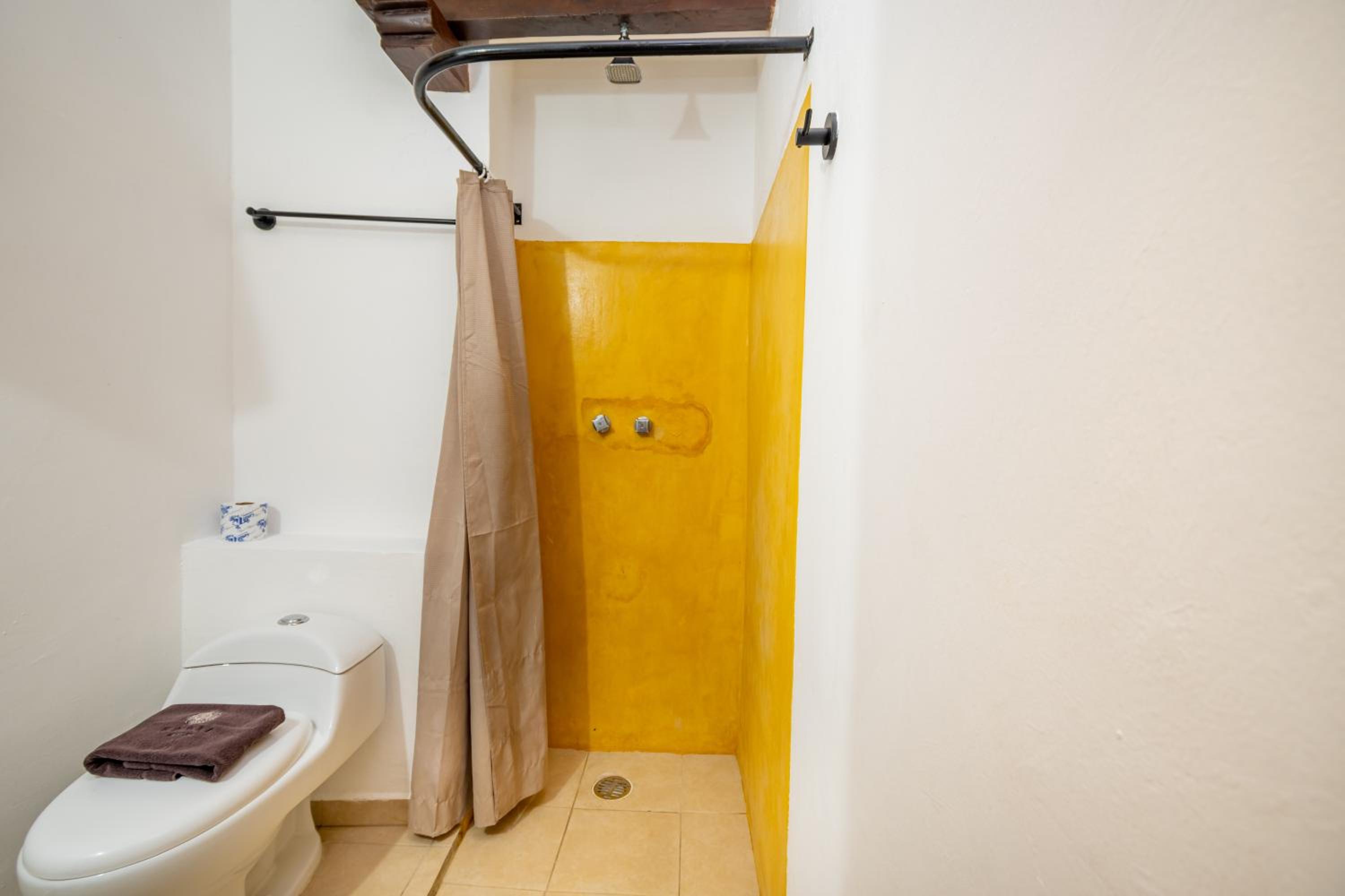 Standard Queen Room - Photo 7