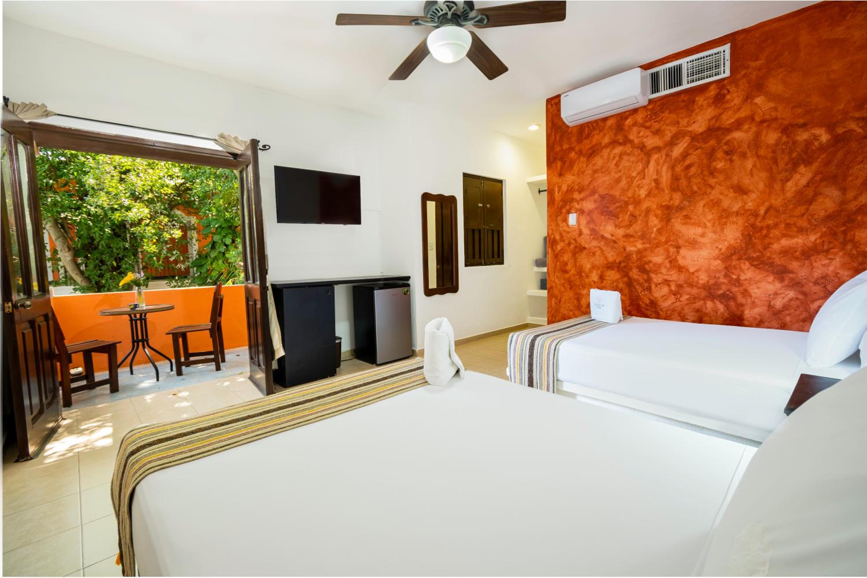 Double Room with Balcony - Photo 8