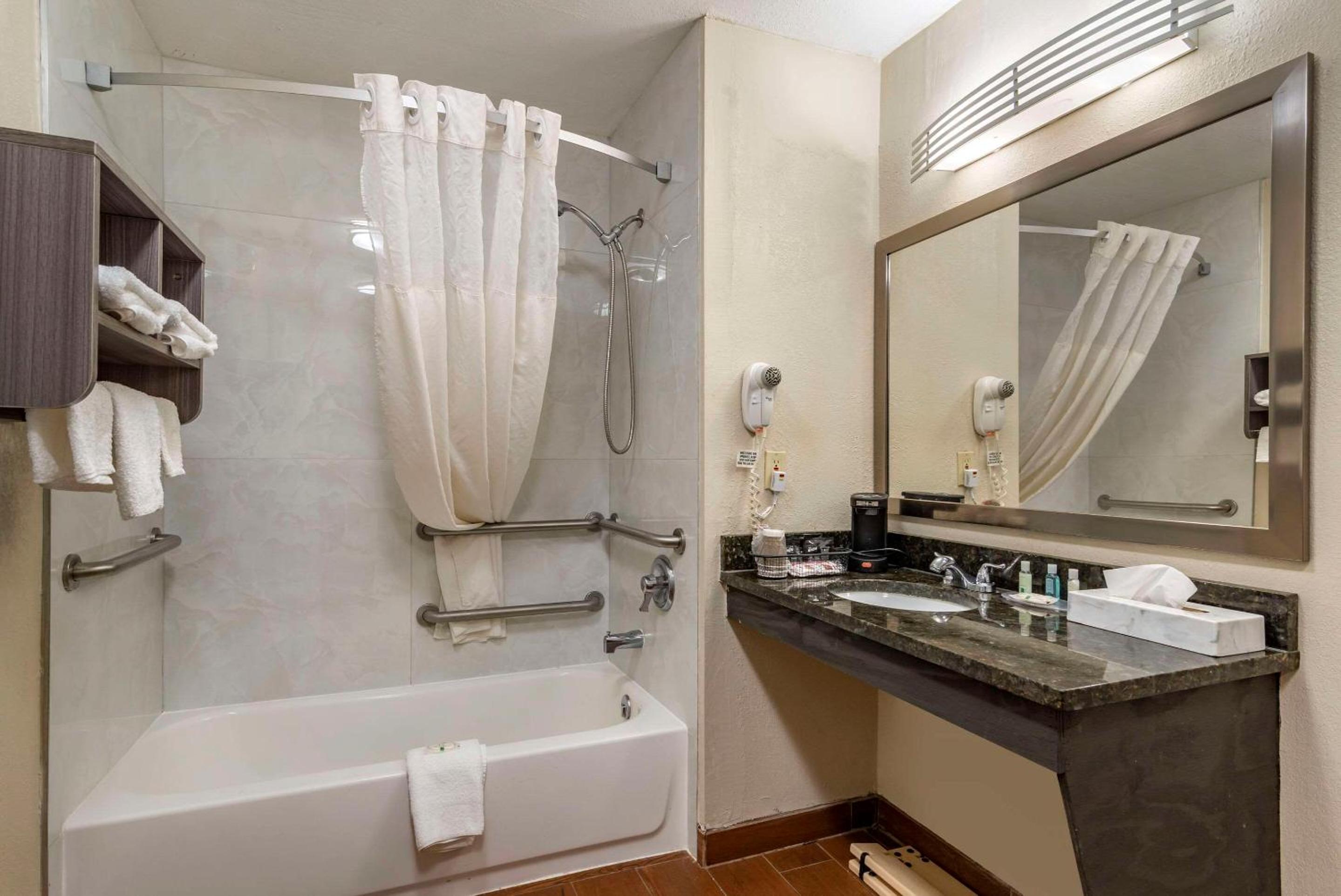 King Room - Disability Access/Non-Smoking - Photo 6