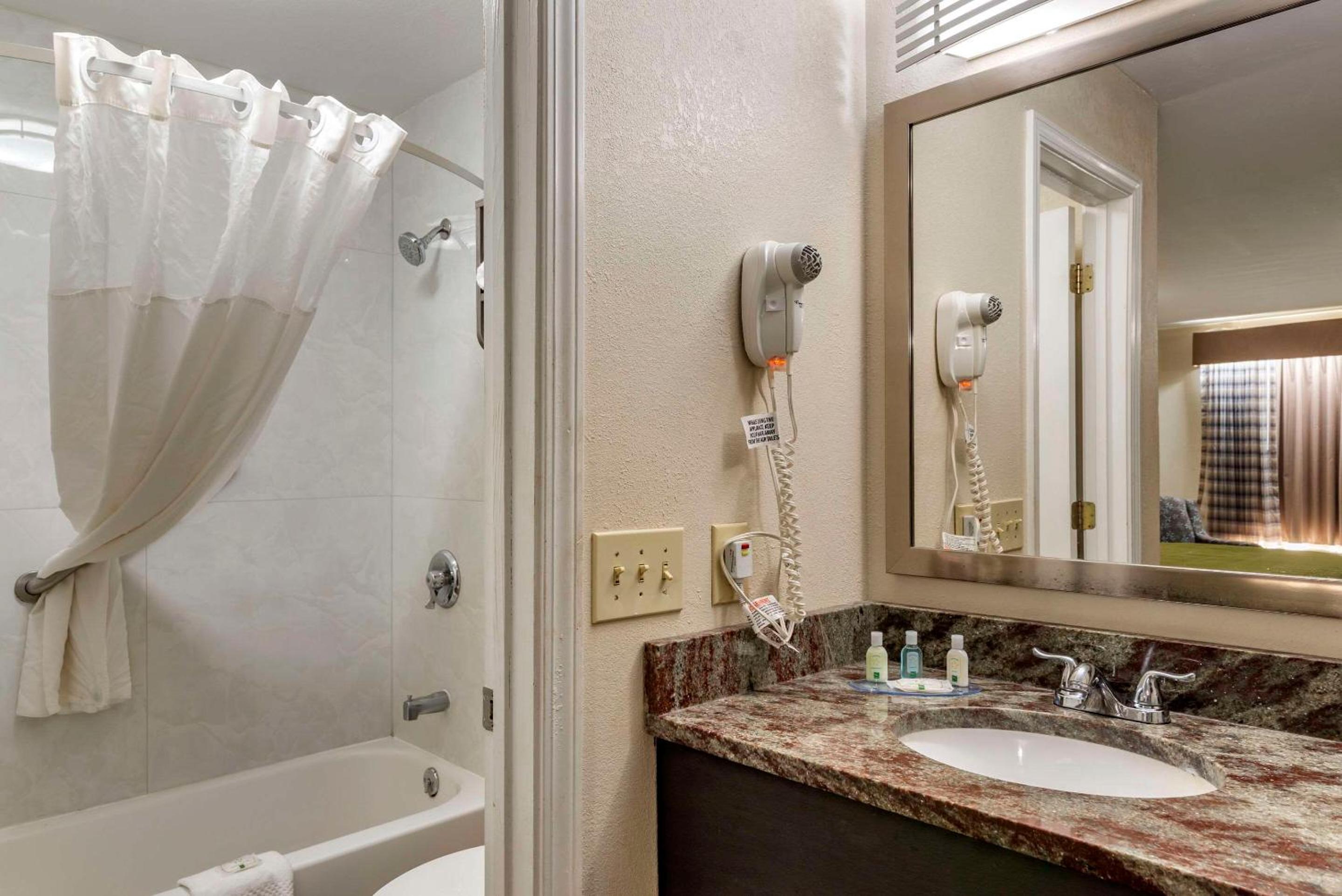 King Room - Non-Smoking - Photo 5