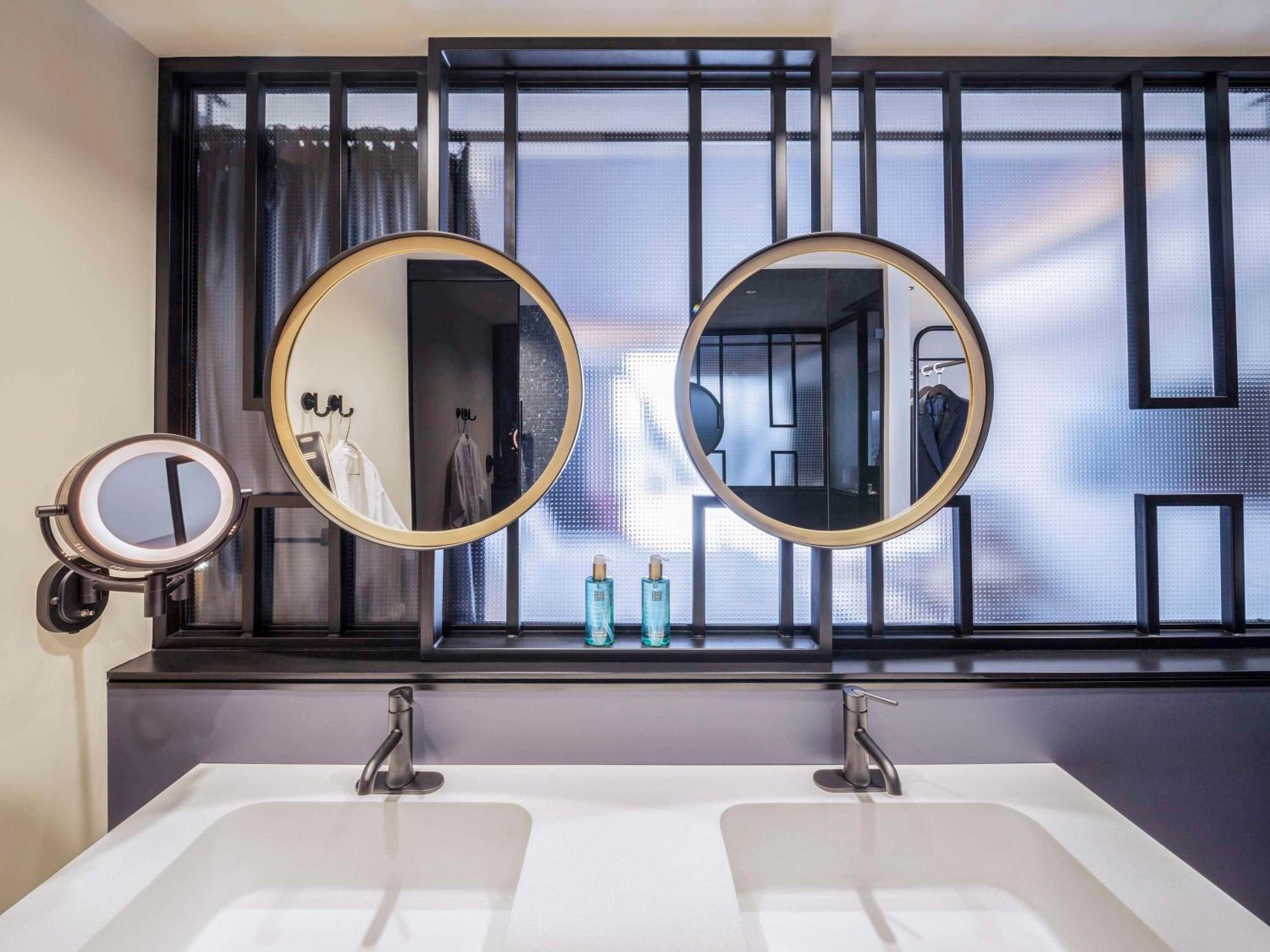 Superior King Suite - Photo 11