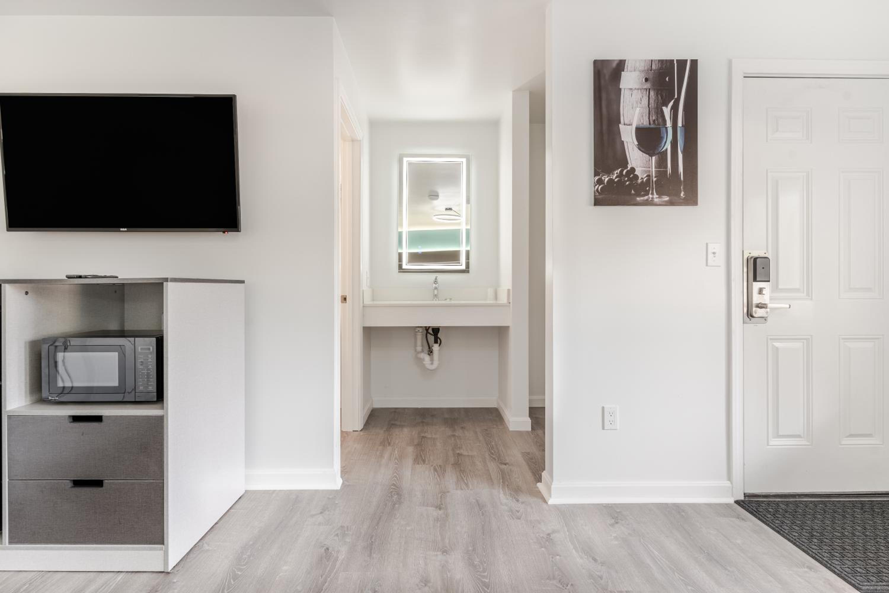Standard King Room - Photo 5