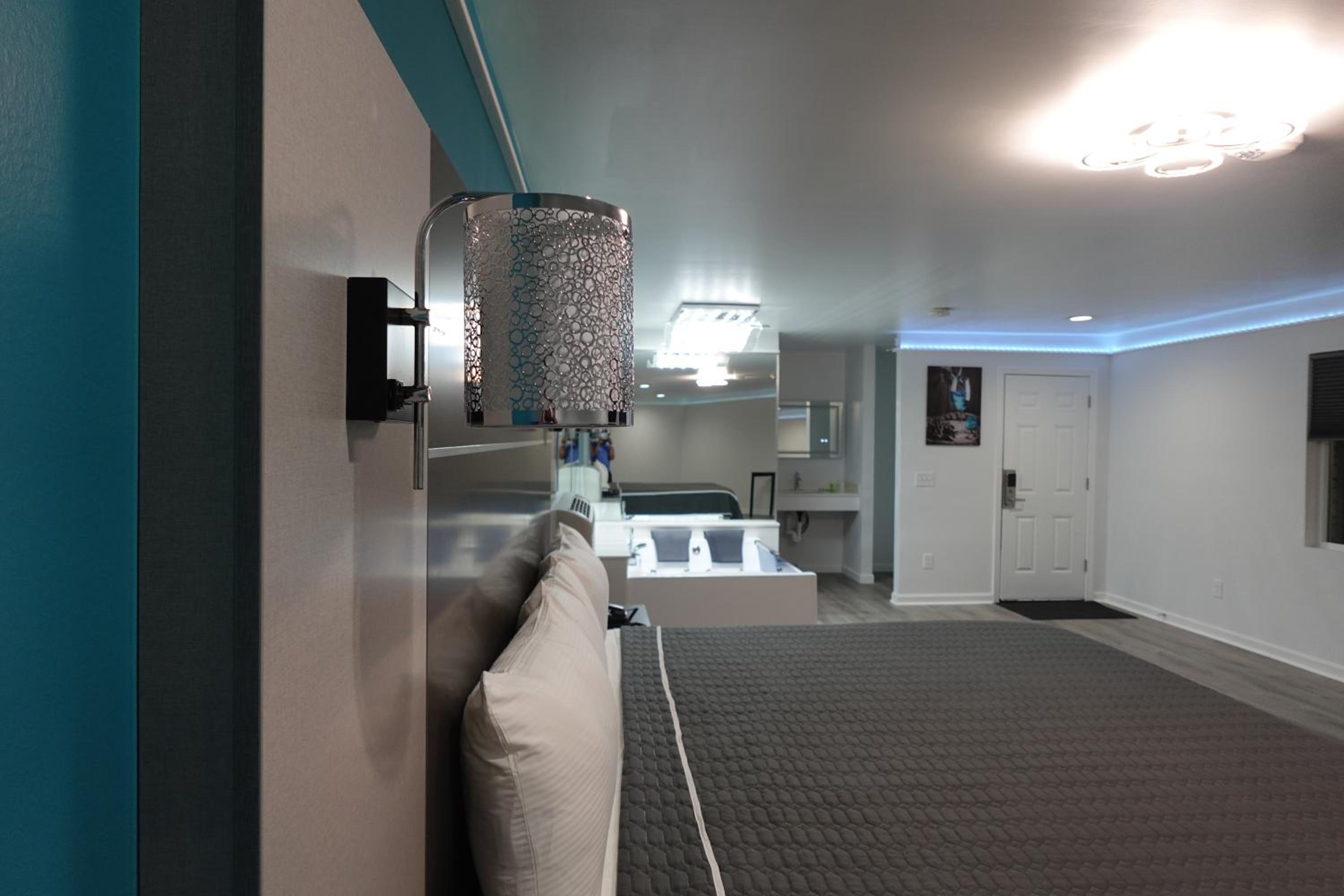 Deluxe King Suite - Photo 1