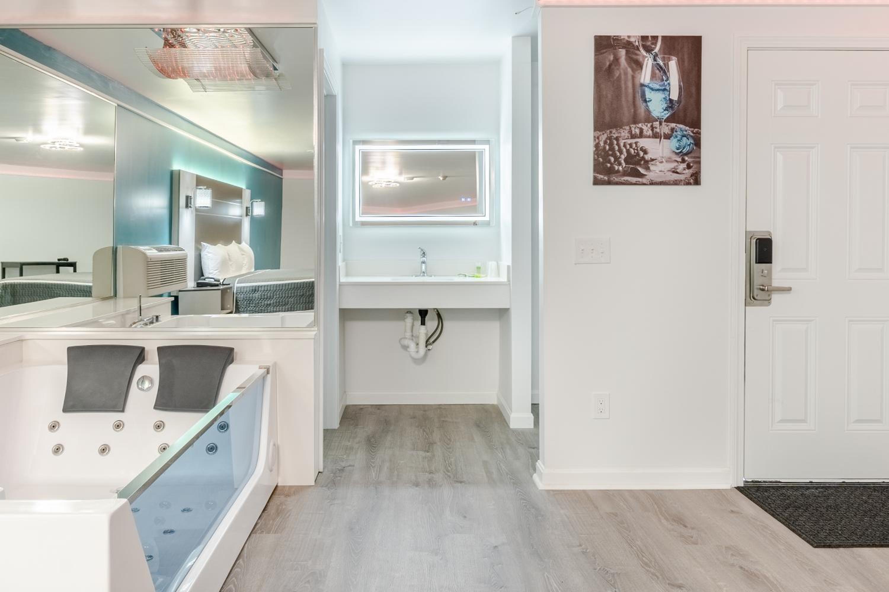 Deluxe King Suite - Photo 6