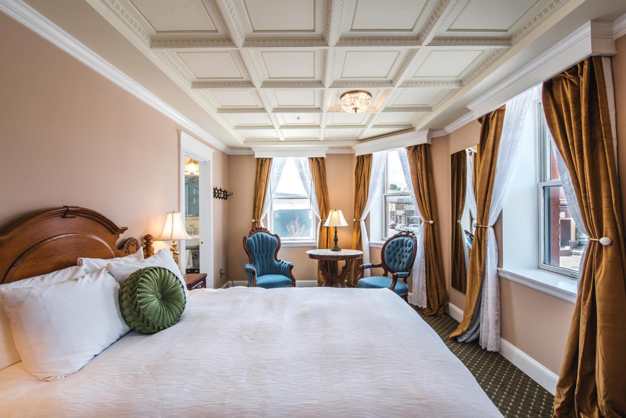 Grand Queen Room