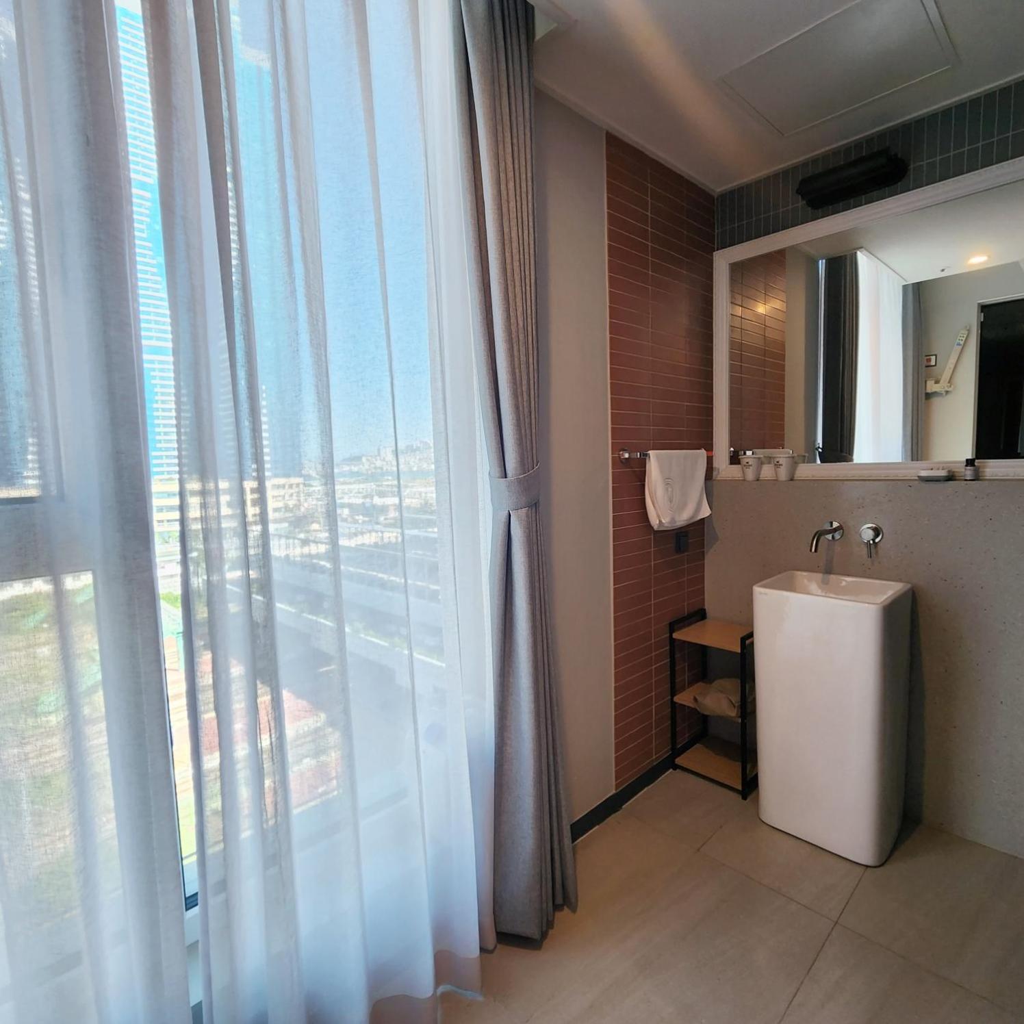 Premier Deluxe Room with Free access to Rooftop pool - Photo 2