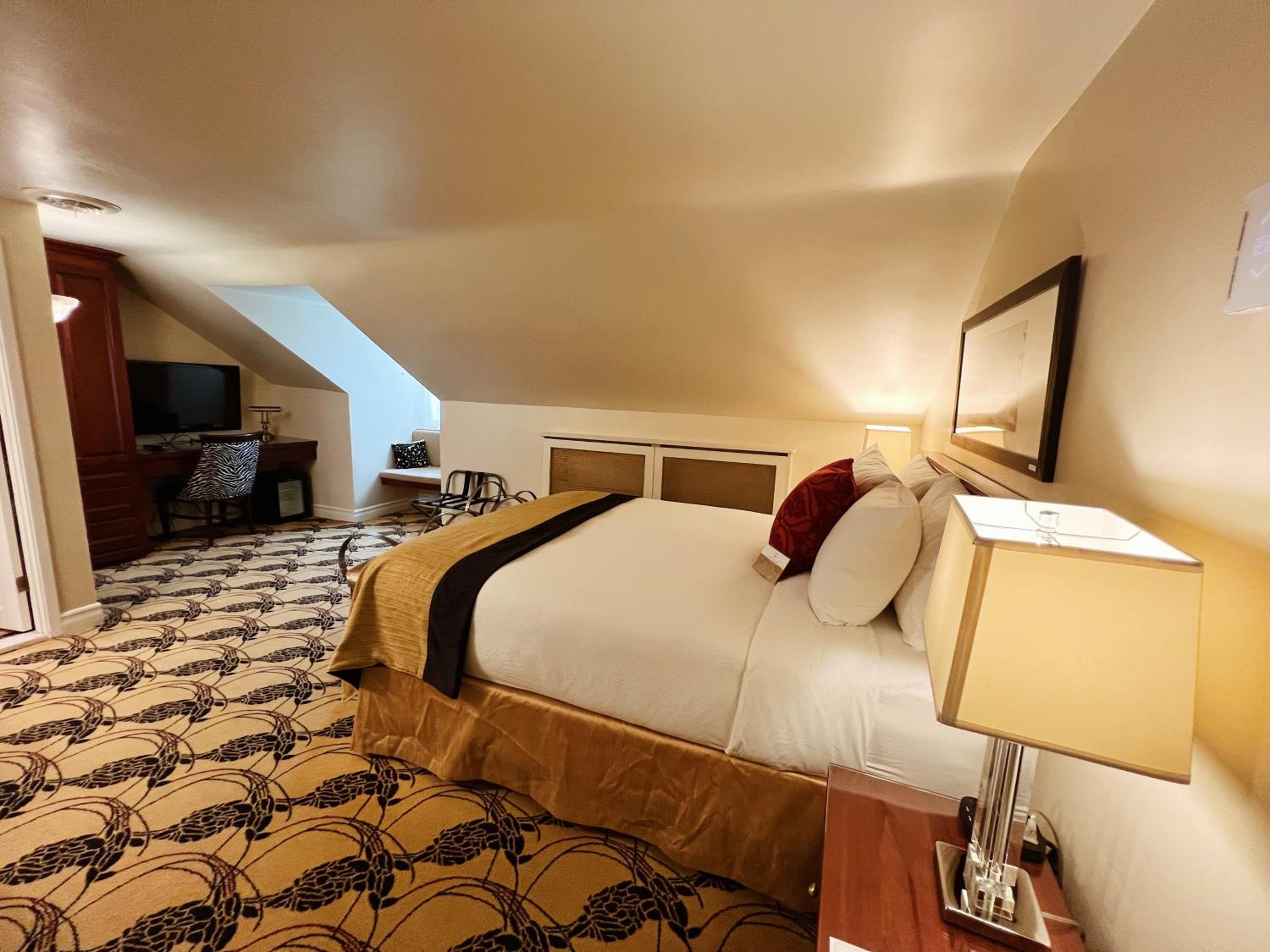 Standard Room thumbnail 6