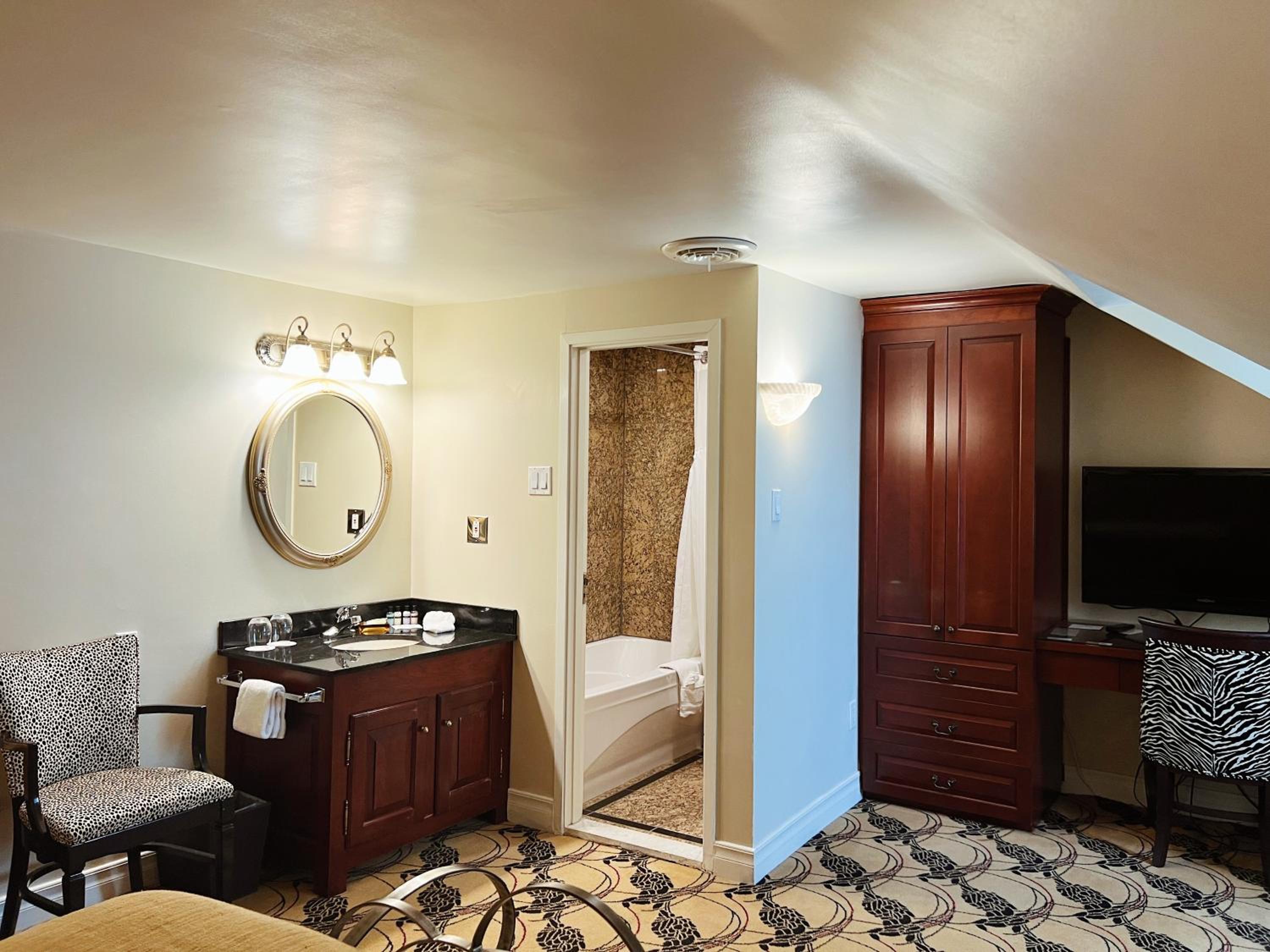 Standard Room thumbnail 6