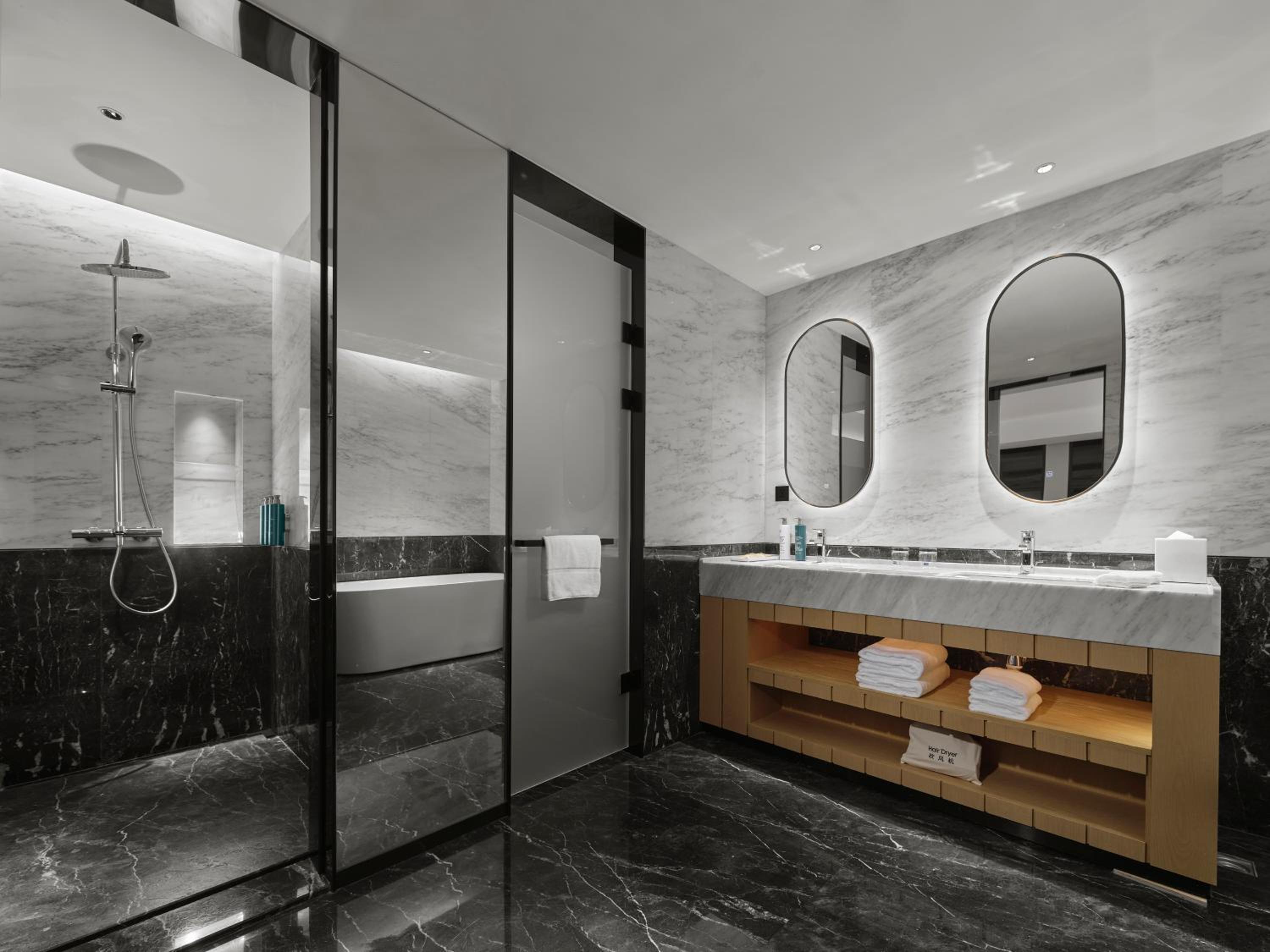 Deluxe King Suite photo 3