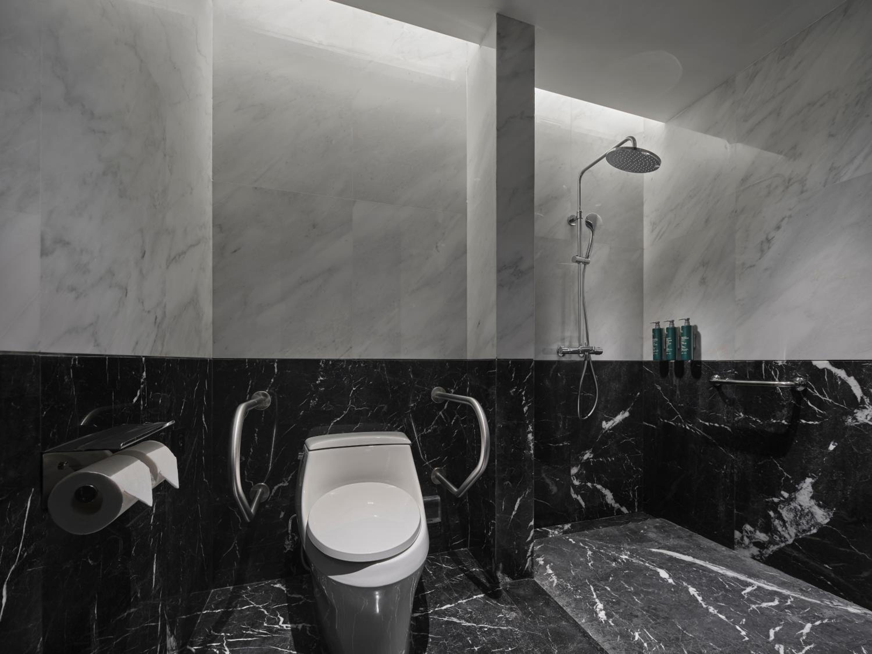 King Room - Mobility Accessible  - Photo 3