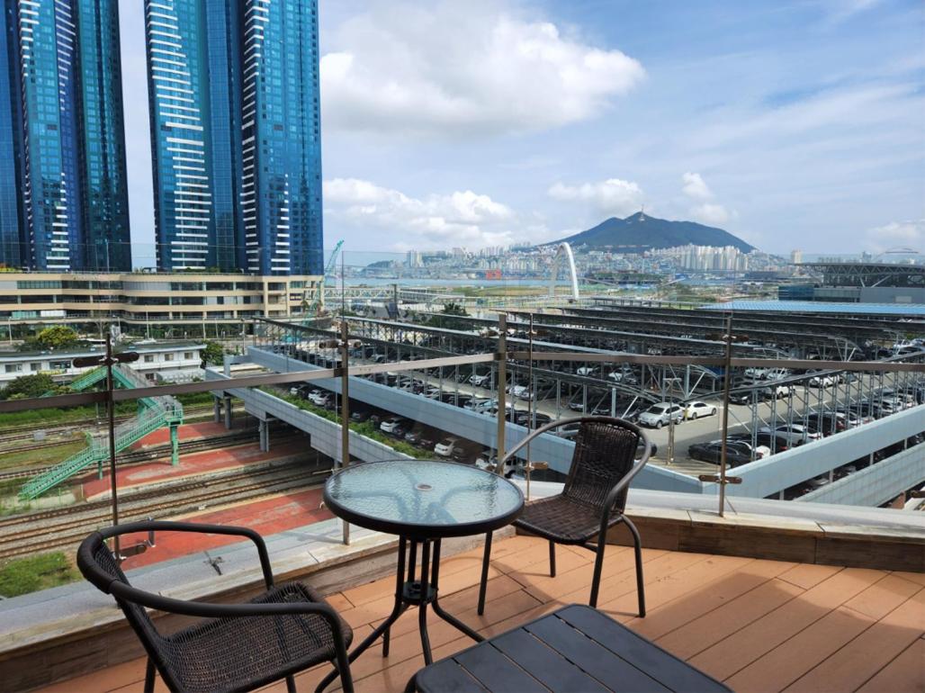 Deluxe Double Room with Balcony with Free access to Rooftop pool - Photo 11