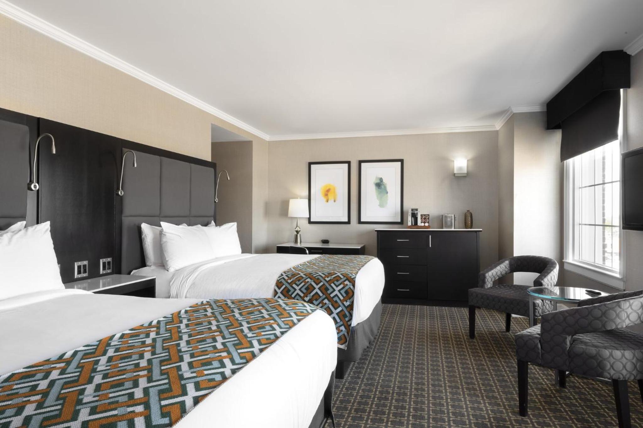 Standard Room with Two Queen Beds - Photo 2