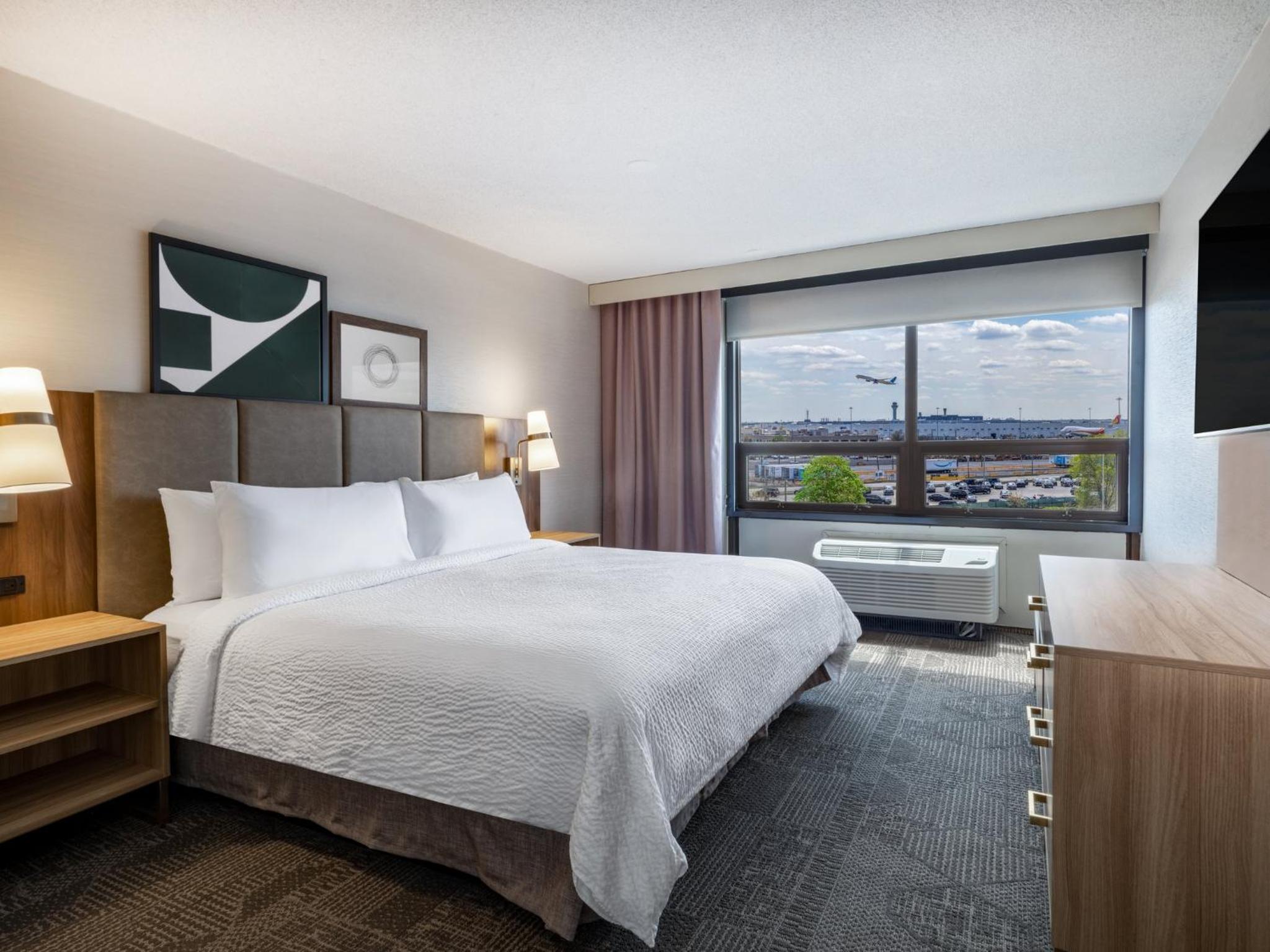 One-Bedroom King Suite with Airport View - Photo 3