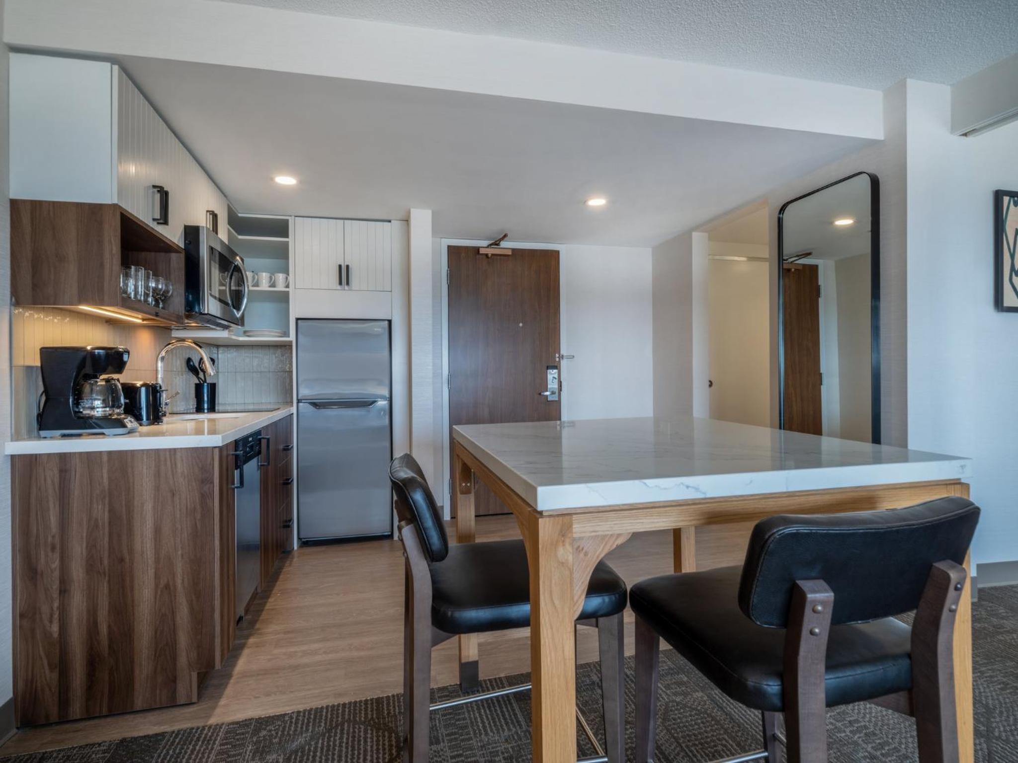 One-Bedroom King Suite with Airport View - Photo 4