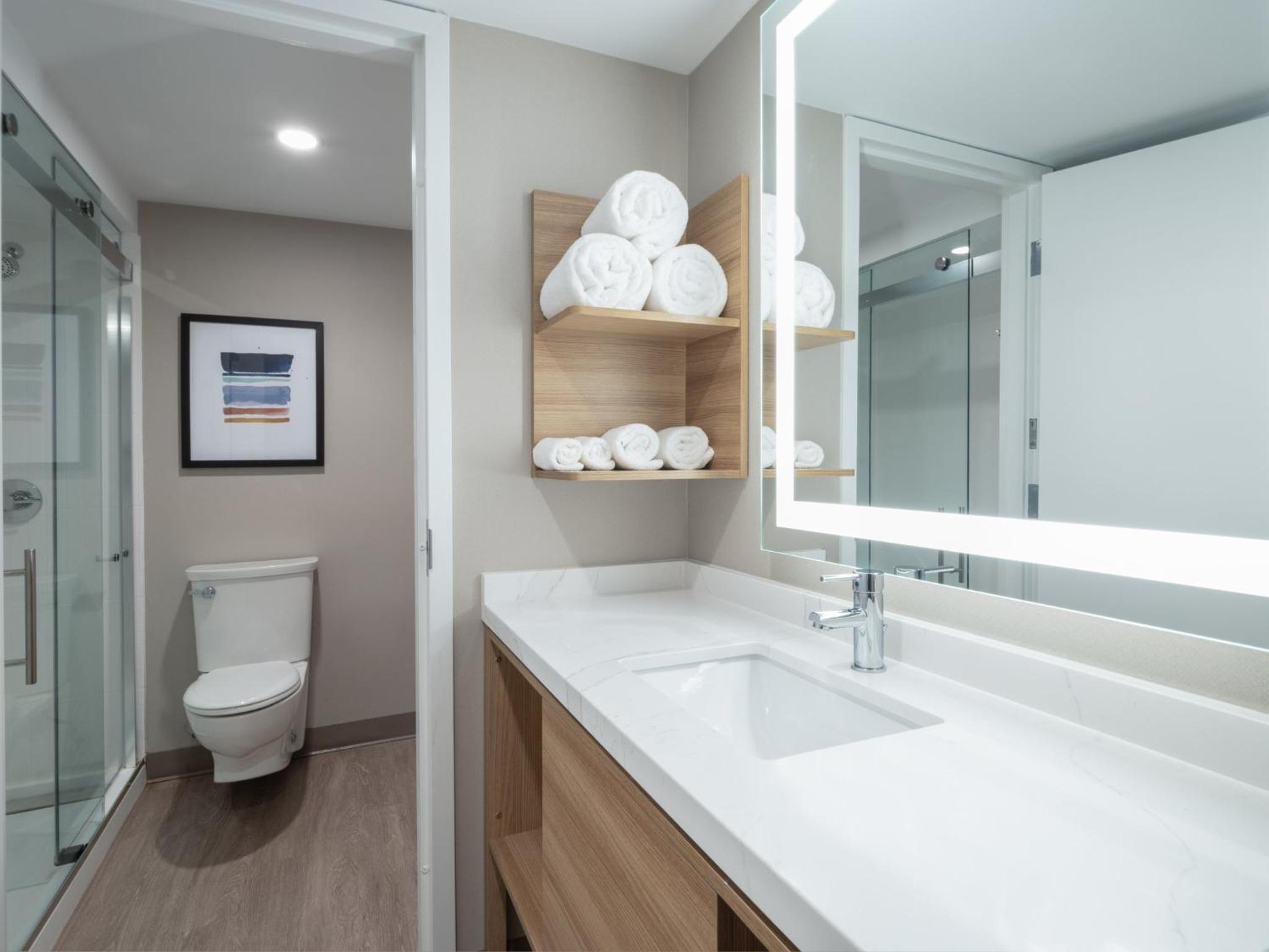 One-Bedroom King Suite with Airport View - Photo 2