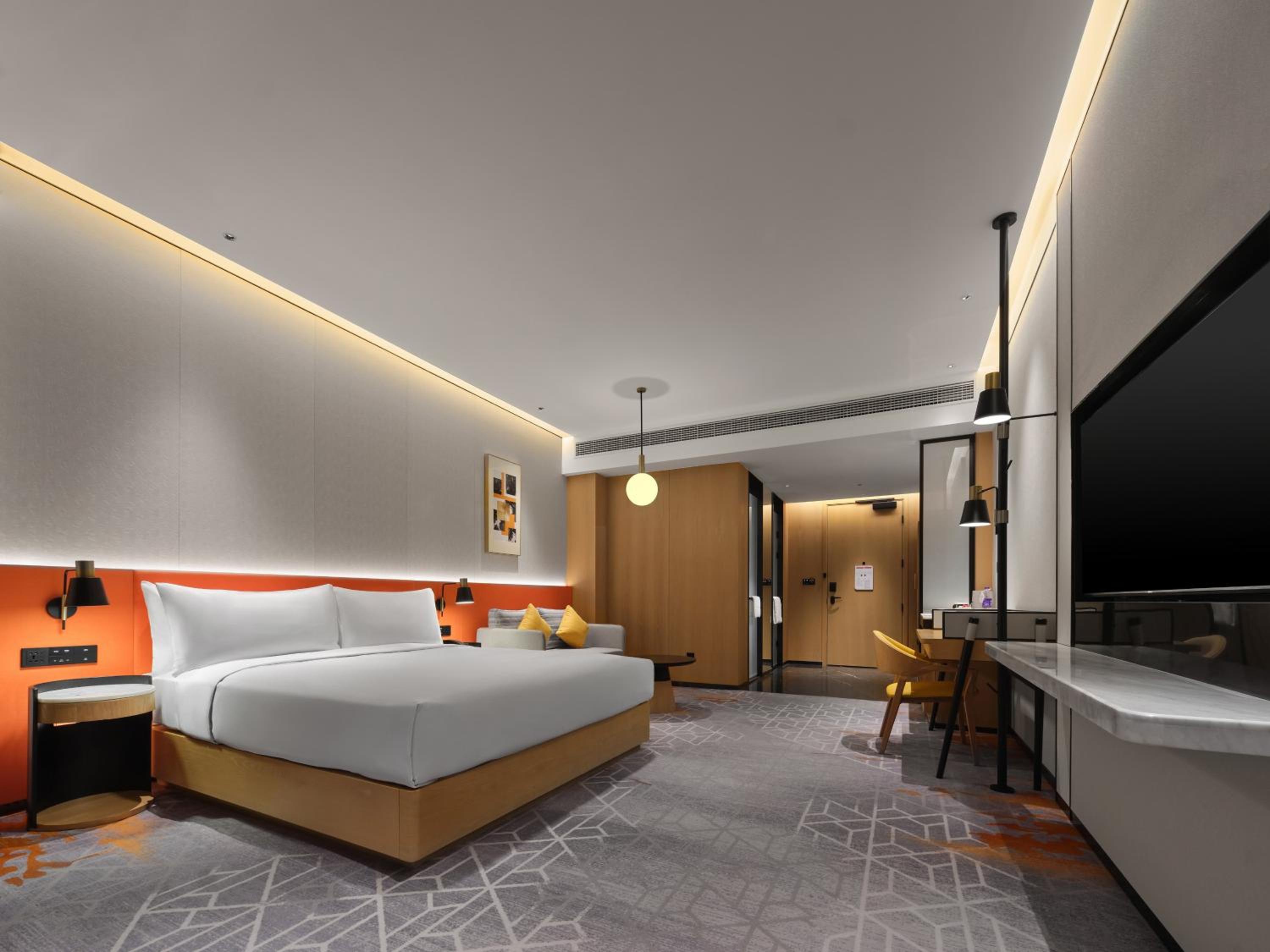 King Room - Mobility Accessible  - Photo 2