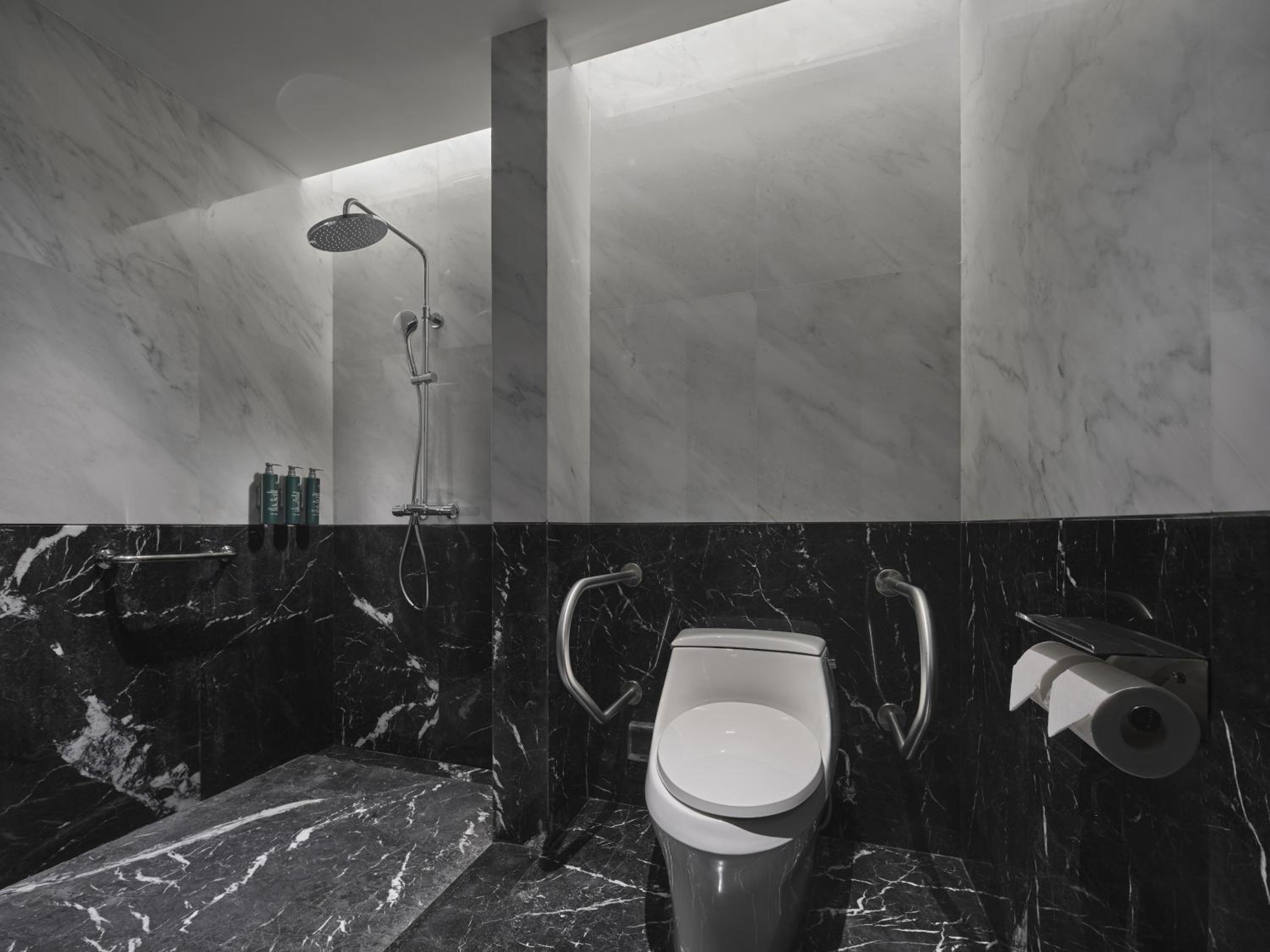 King Room - Mobility Accessible  - Photo 4