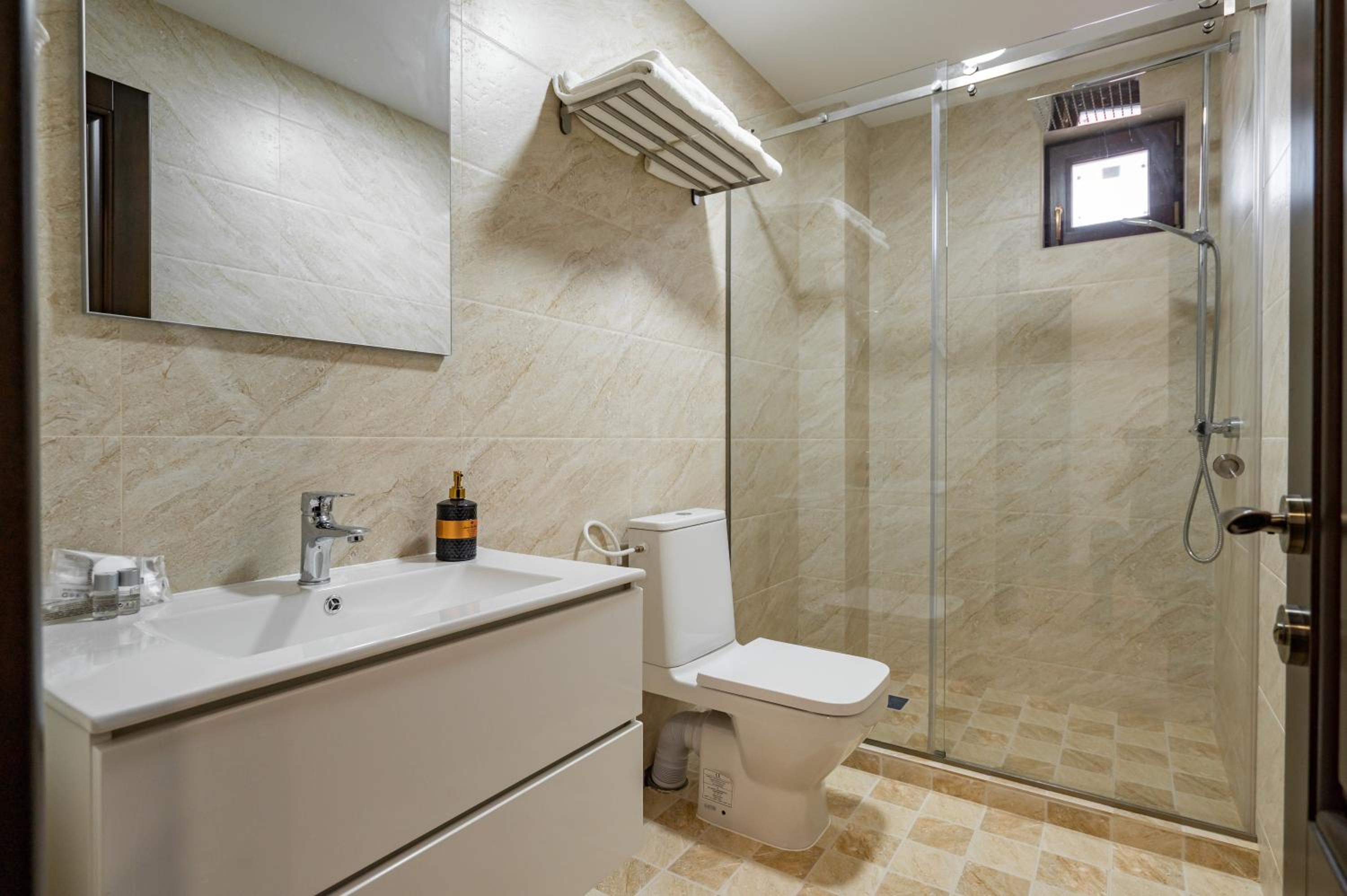 Deluxe Family Room - Photo 17