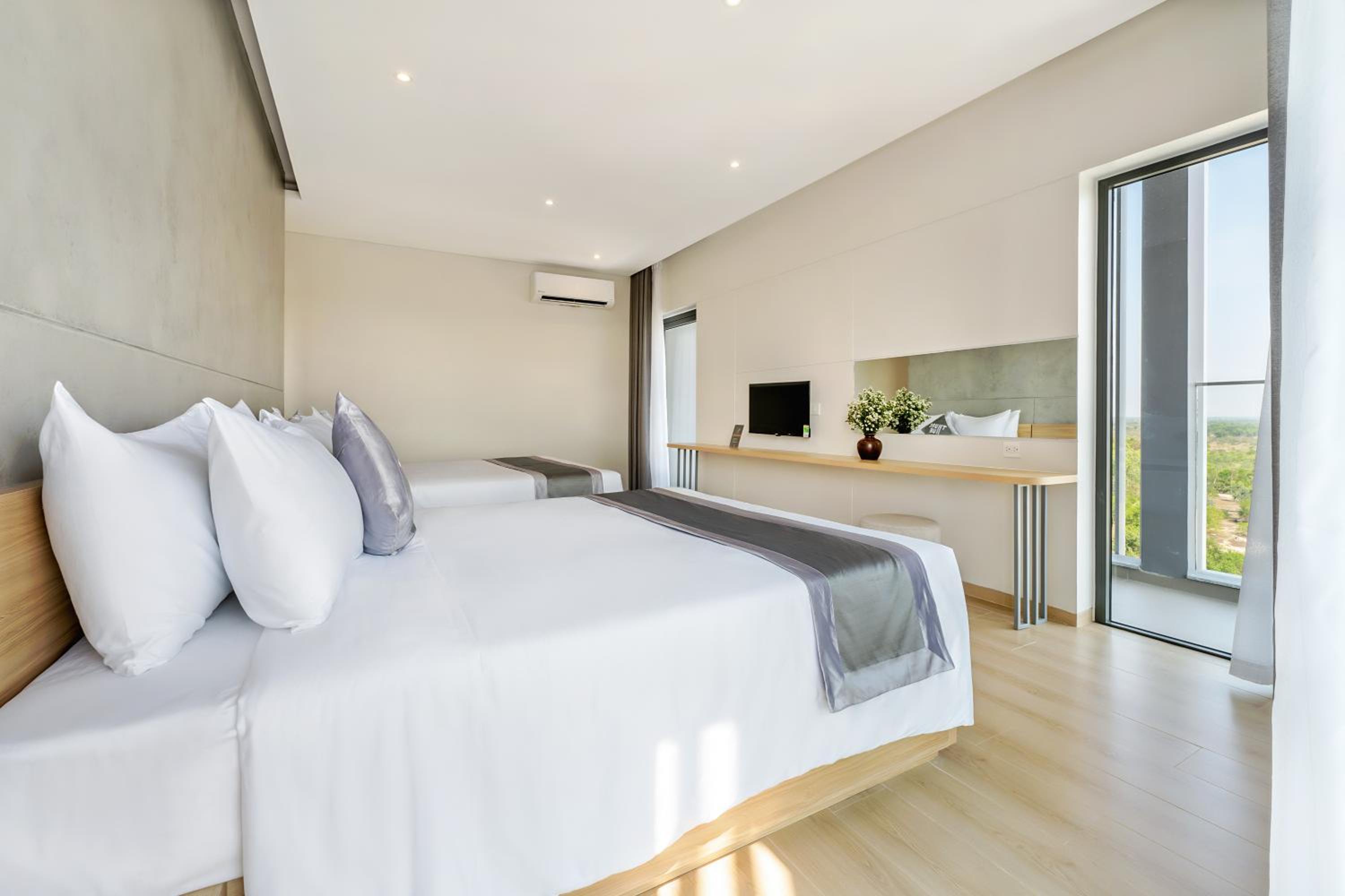 Deluxe Double Room with Balcony photo 3