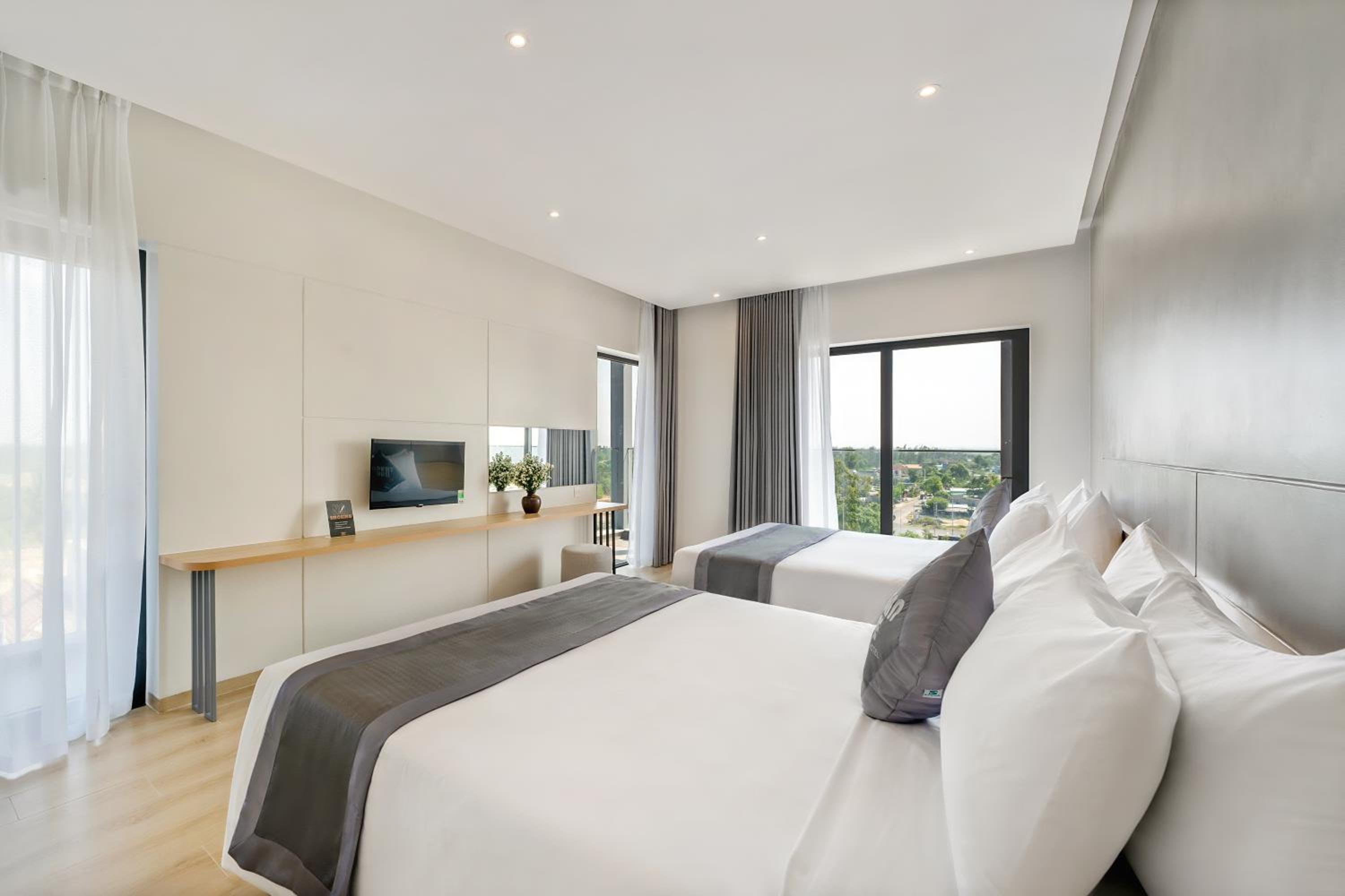 Deluxe Double Room with Balcony photo 2