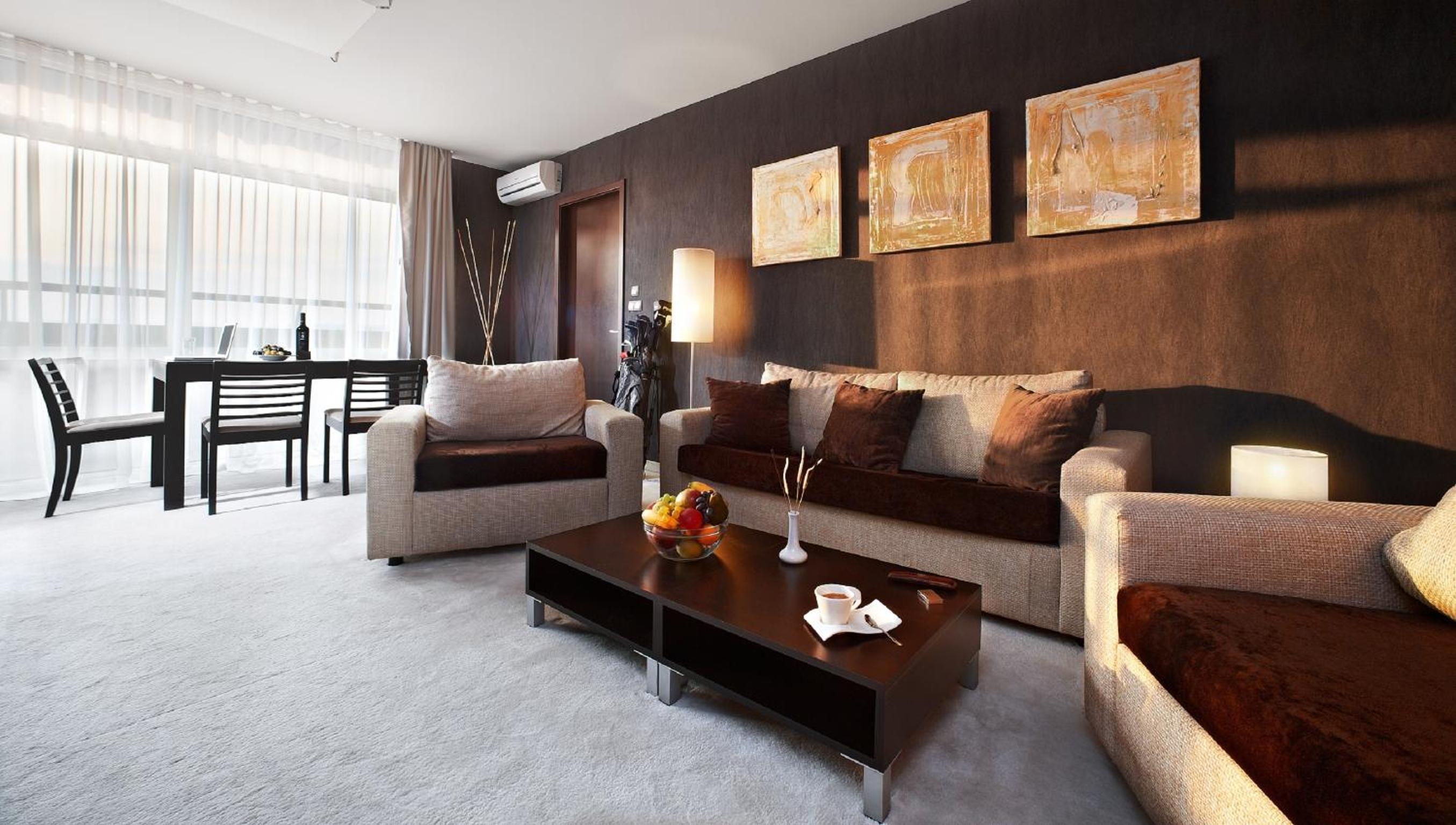 Executive One-Bedroom Apartment - Photo 2