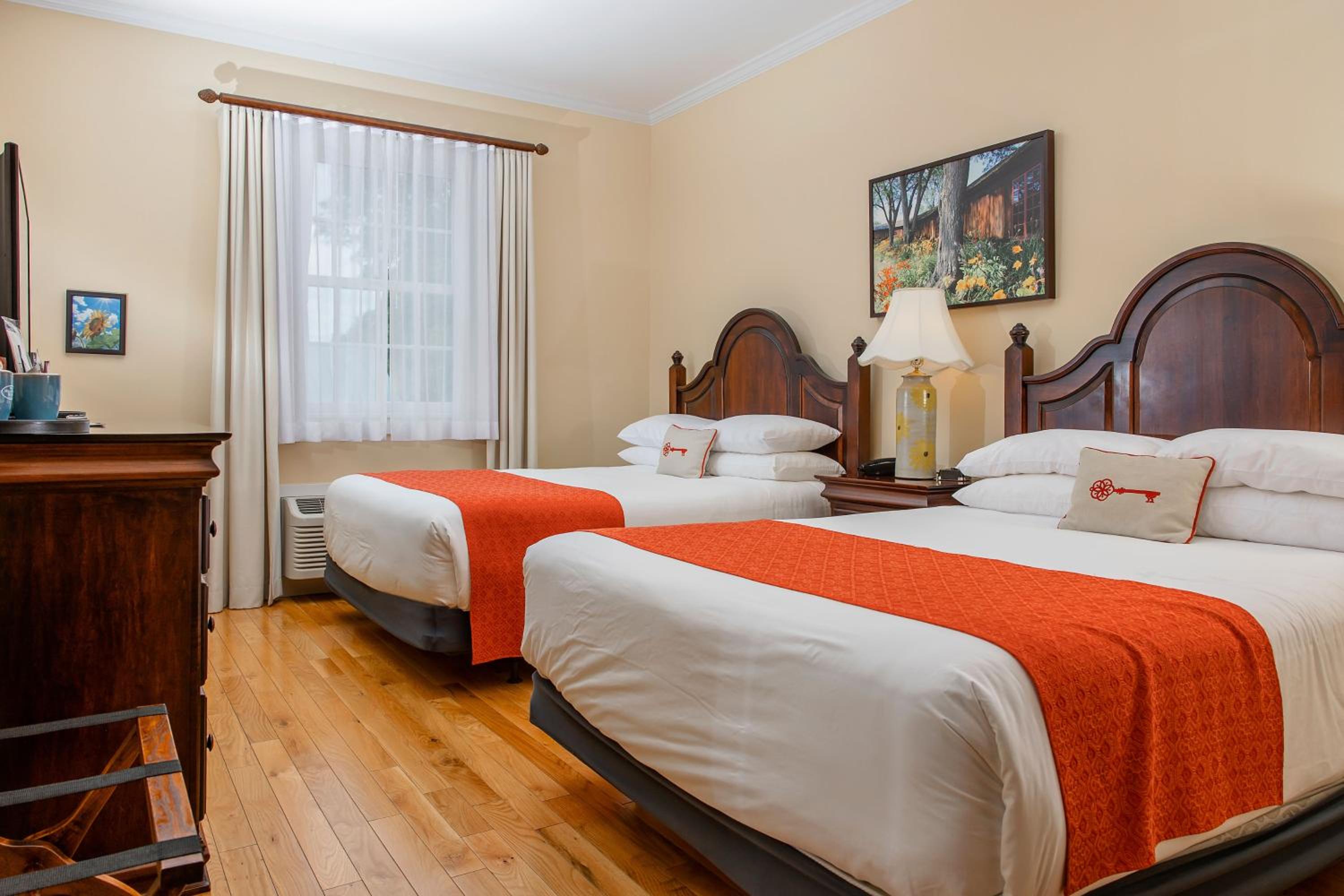 Deluxe Queen Suite