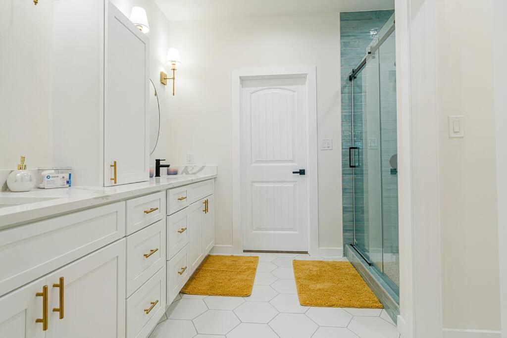 Three-Bedroom House photo 2