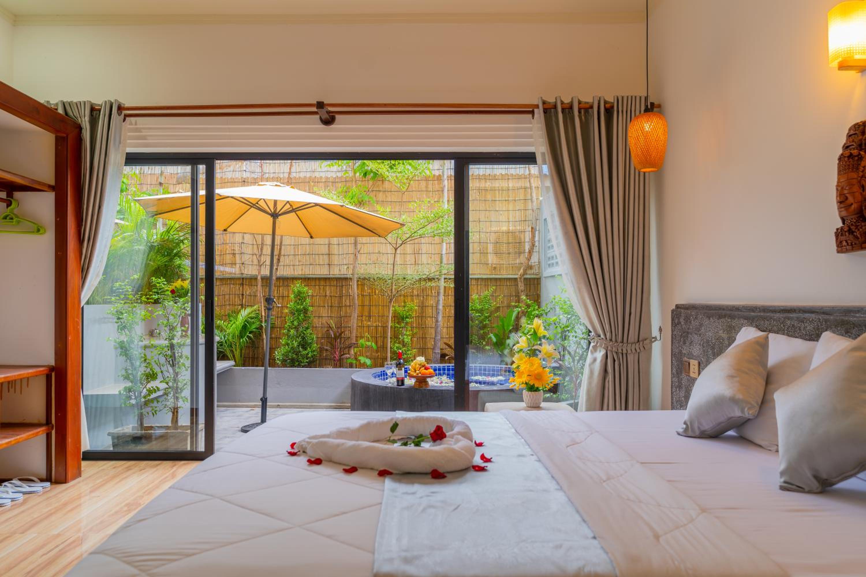 Queen Room With Pool View