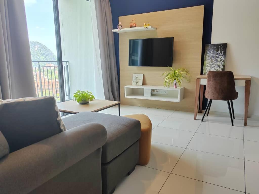 King Suite with Balcony - Photo 13