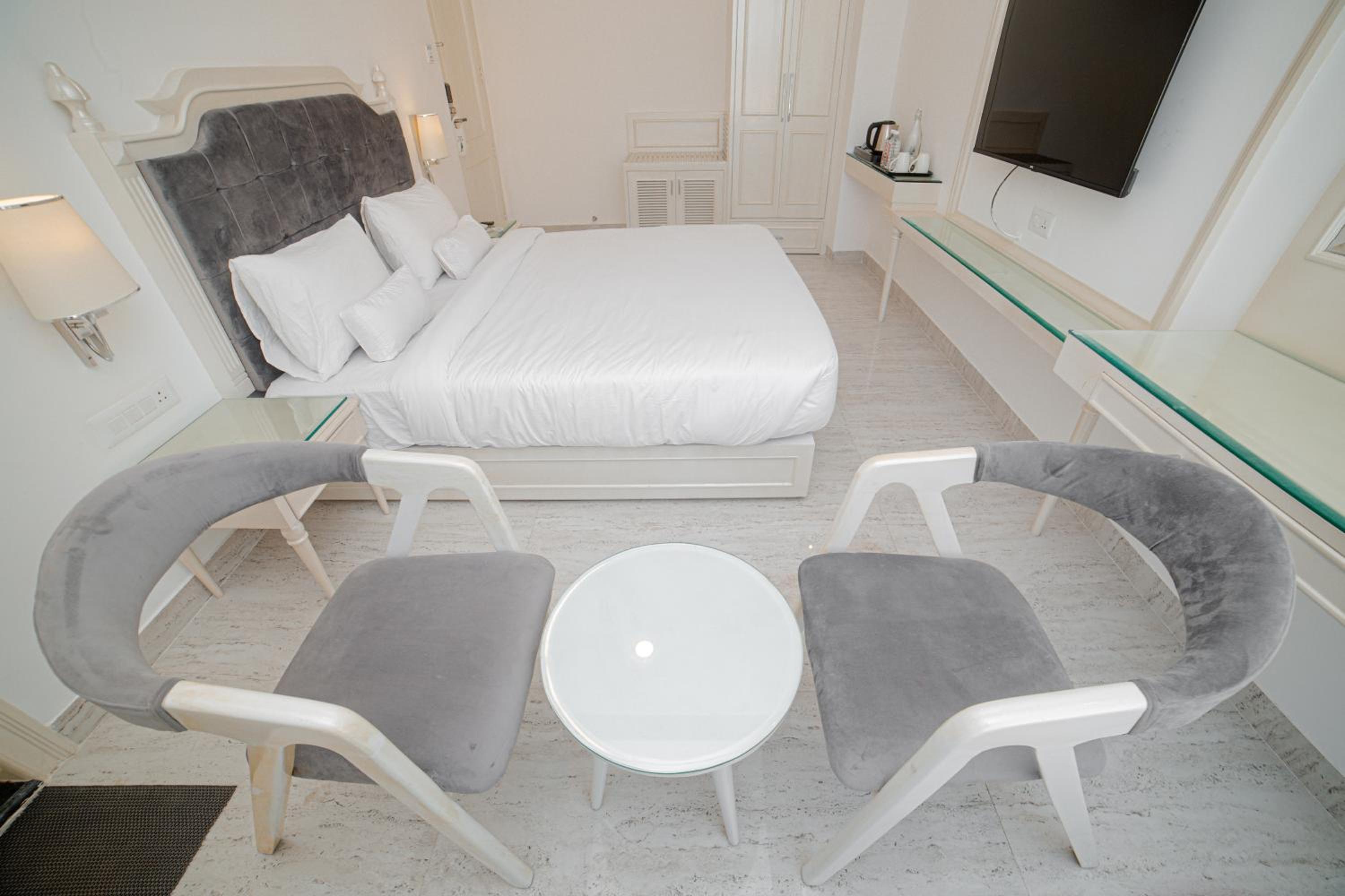 Superior Double Room with 10% off on Two-way Airport/Railway/Bus Transfer and 20% Off on Laundry service for upto 2 clothing items
