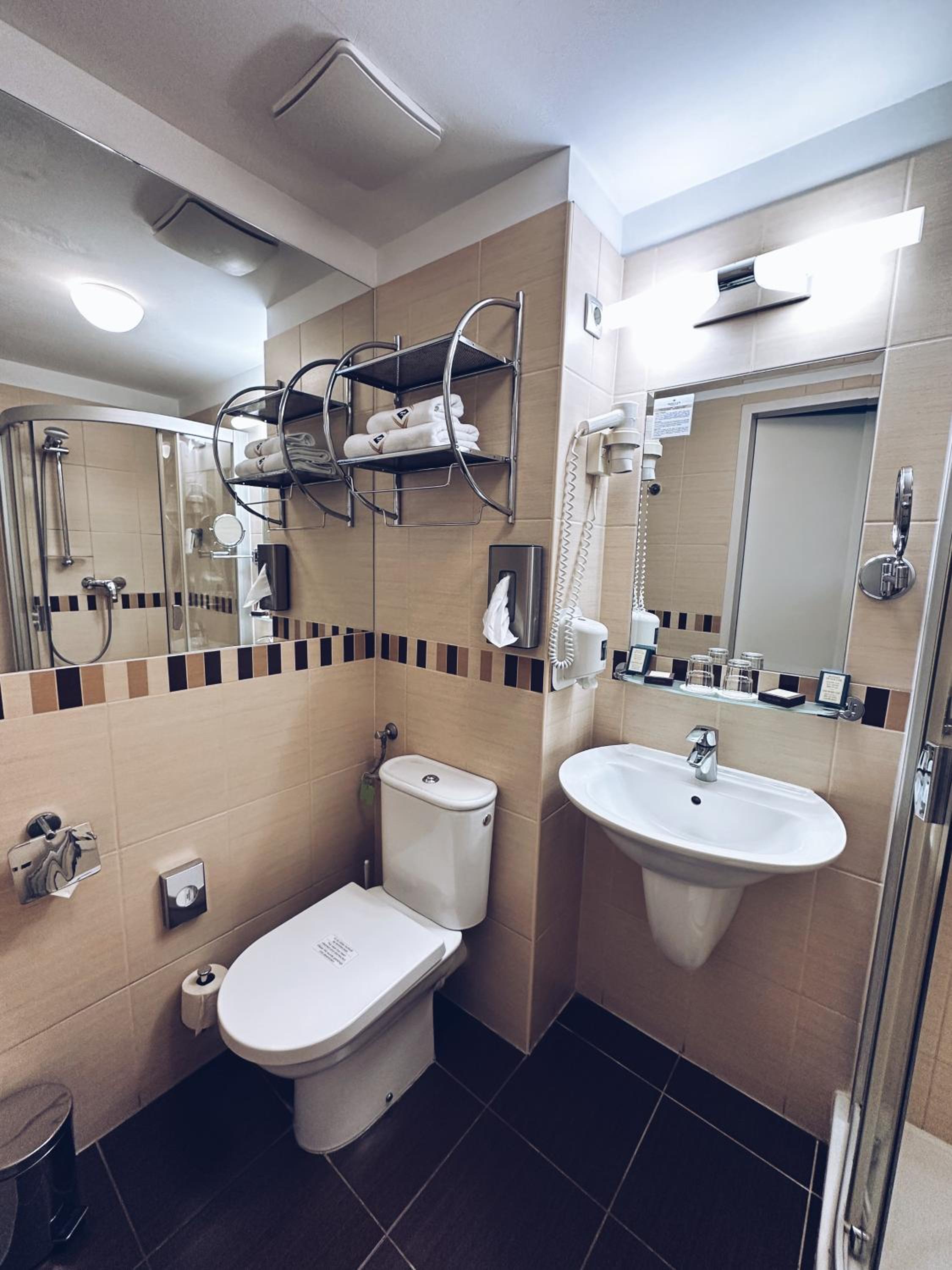 Standard Twin Room - Photo 2