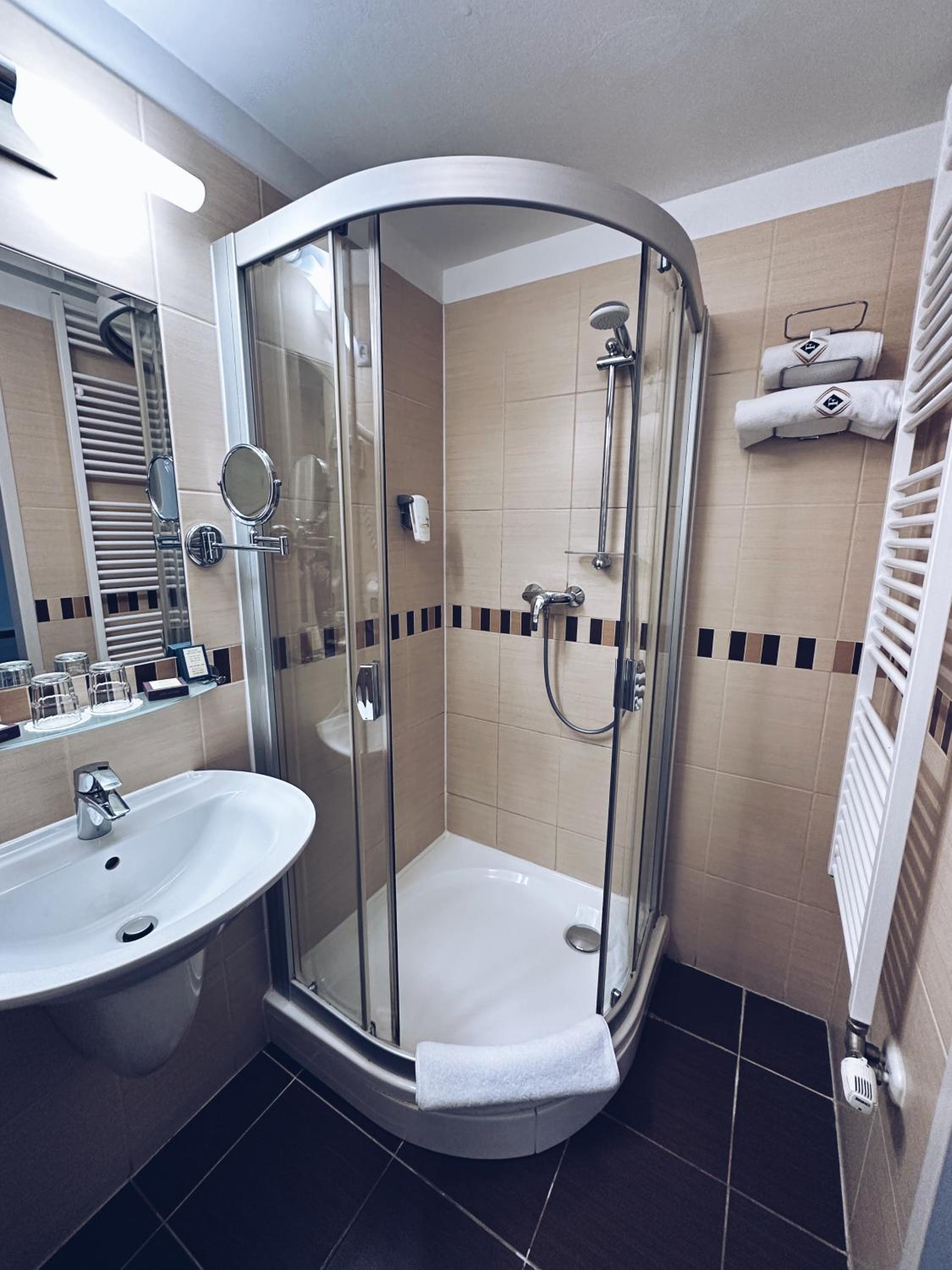 Standard Twin Room - Photo 1
