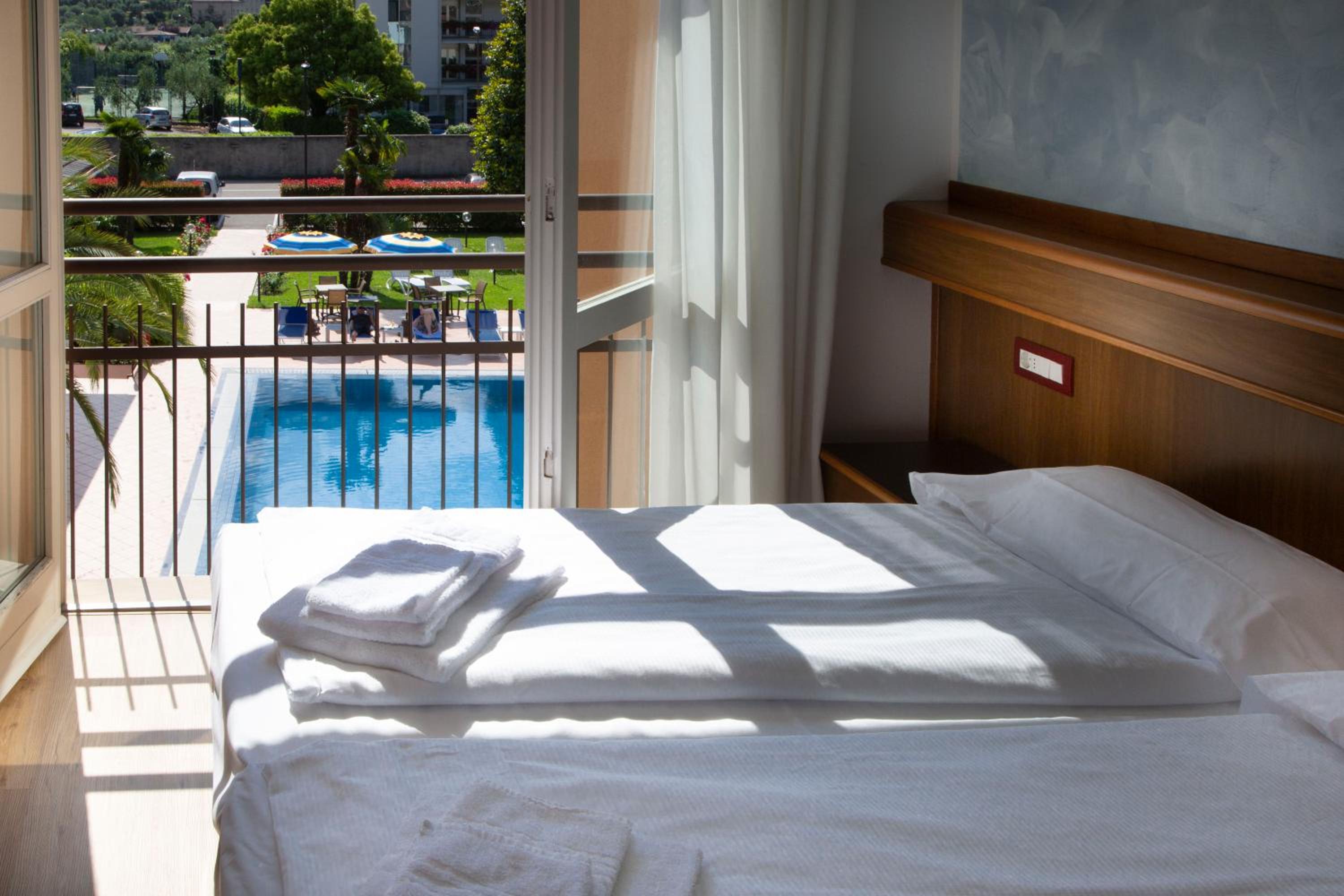 Standard Double or Twin Room - Photo 6