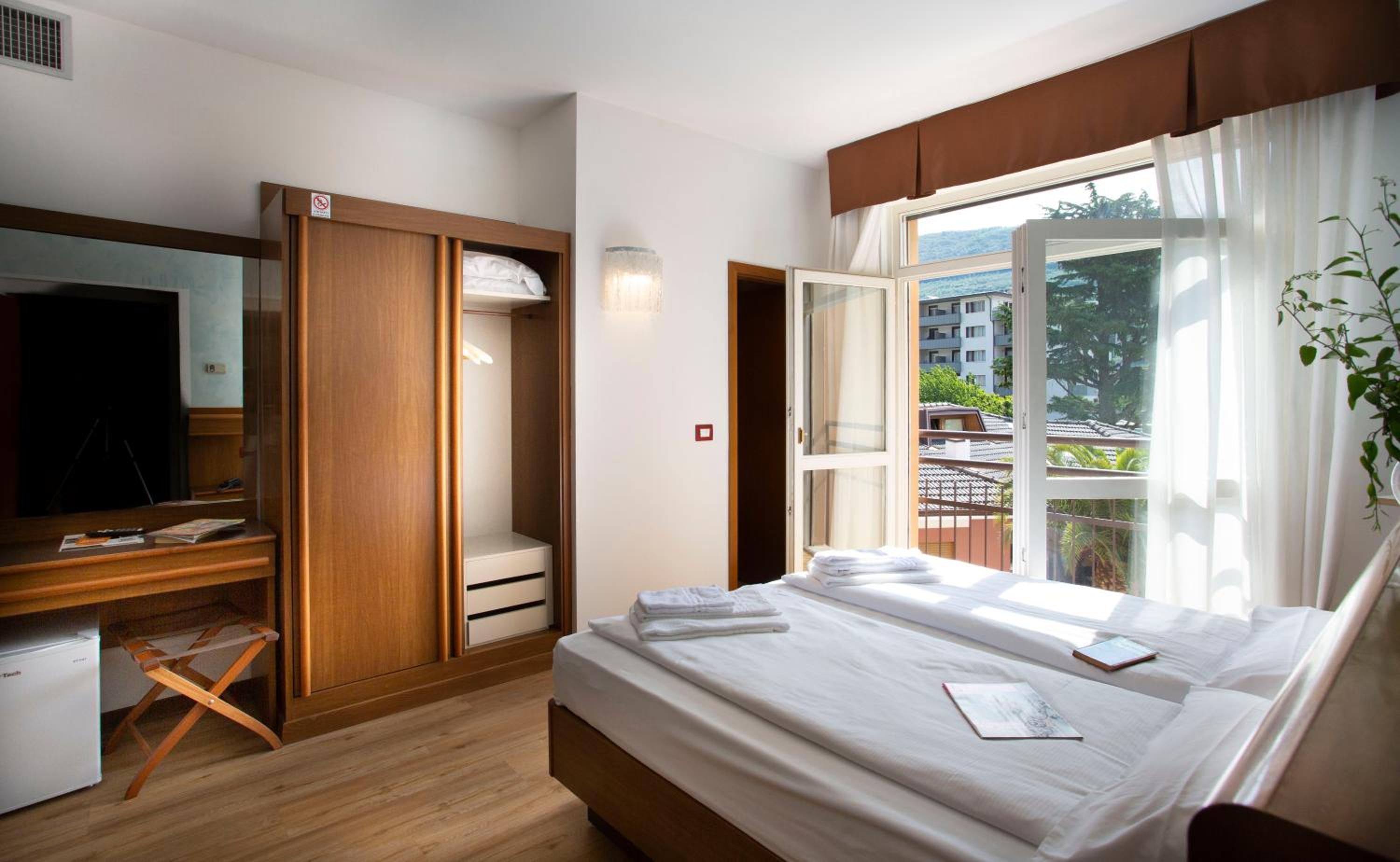 Standard Double or Twin Room - Photo 7