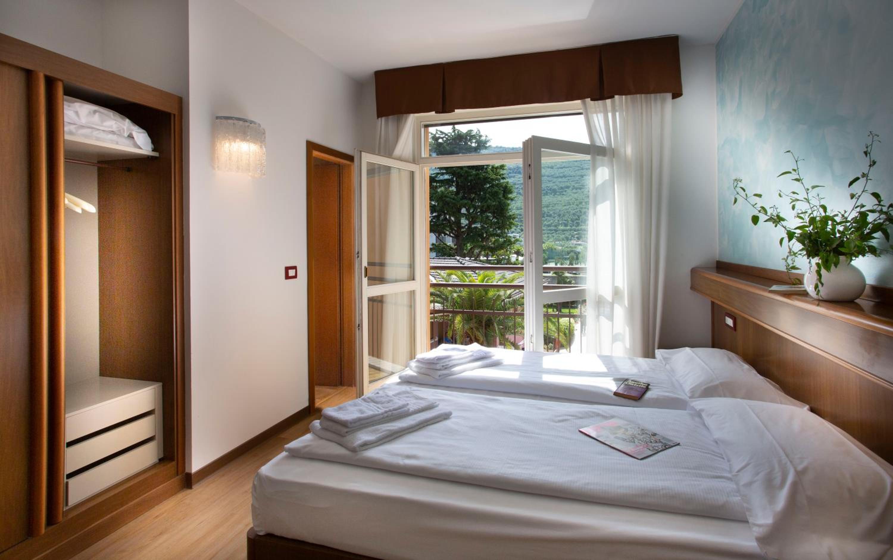 Standard Double or Twin Room - Photo 9