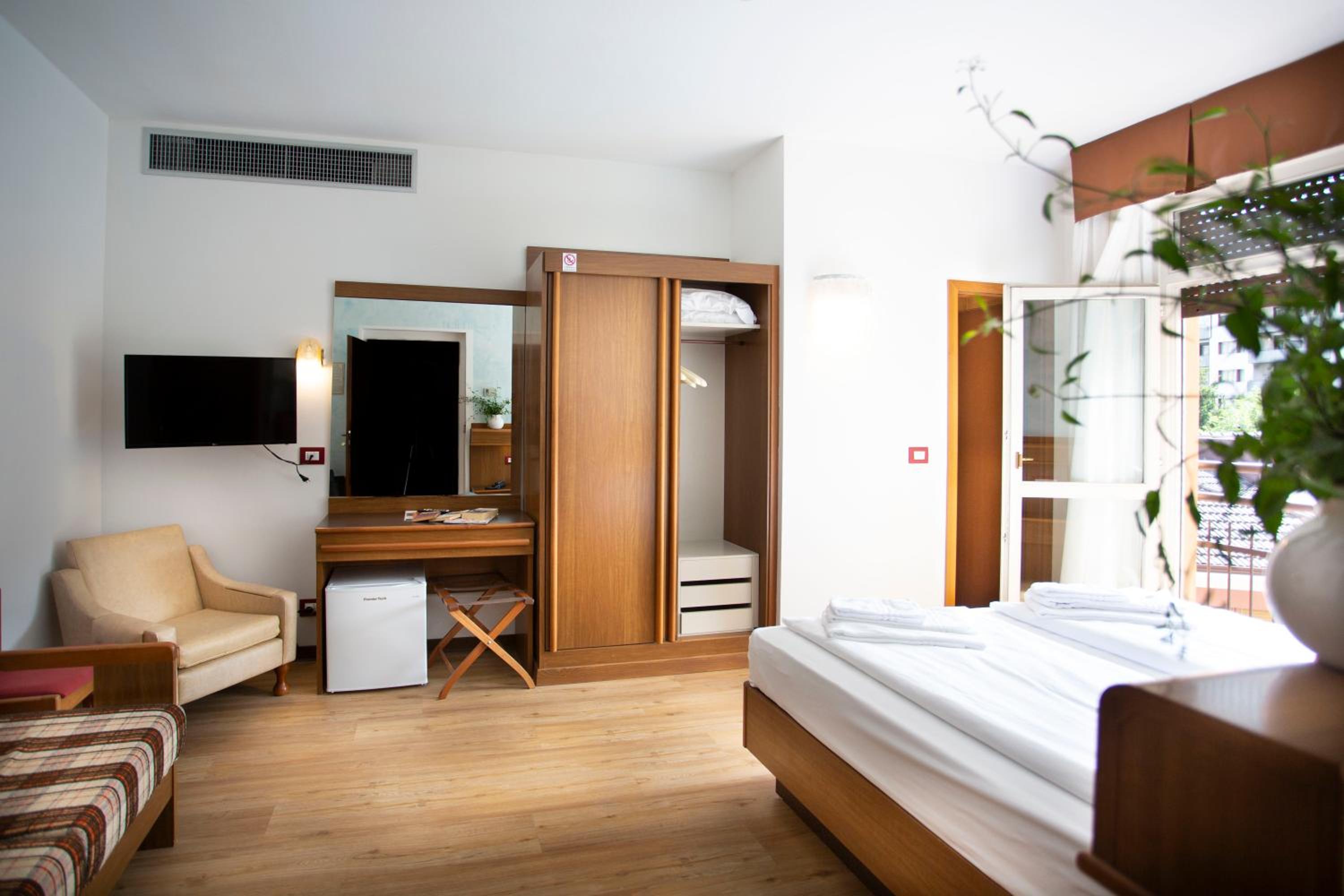 Double or Twin Room with Balcony - Photo 6