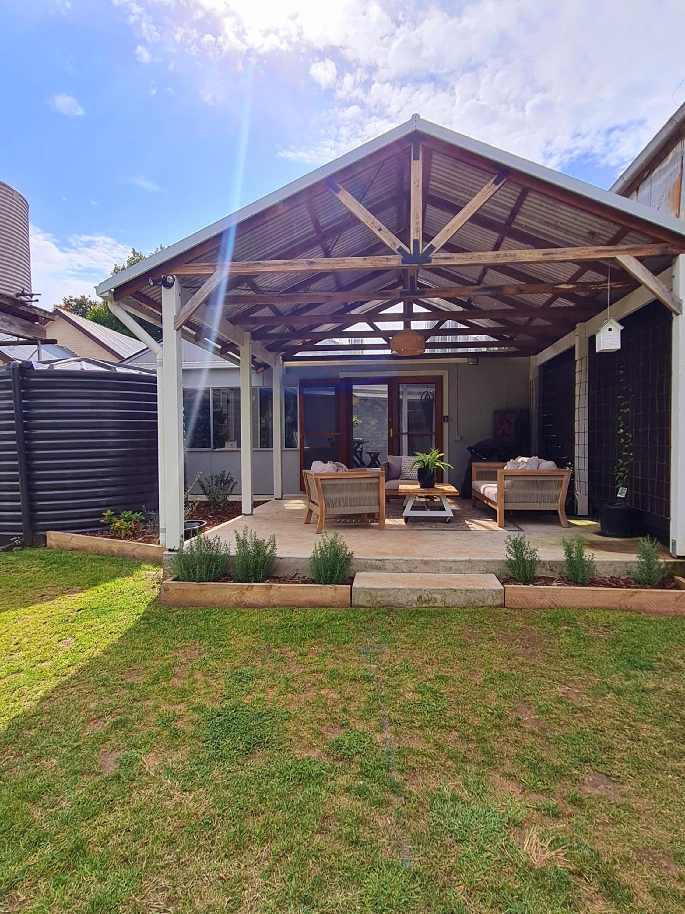 Five-Bedroom House photo 3