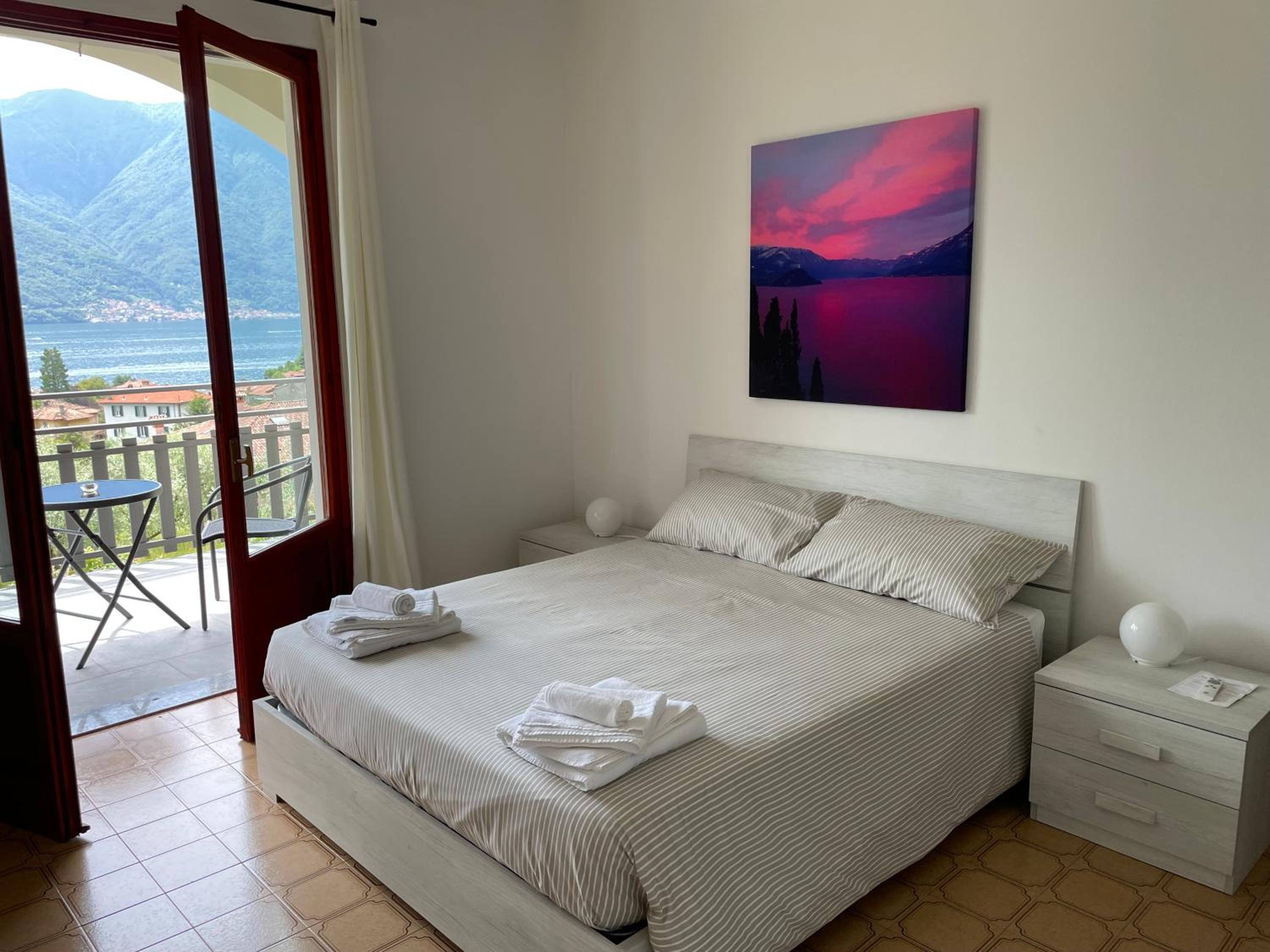 Three-Bedroom Apartment with Lake View photo 2