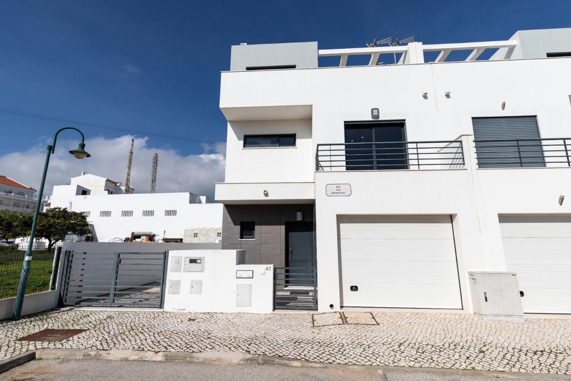 Four-Bedroom House photo 2