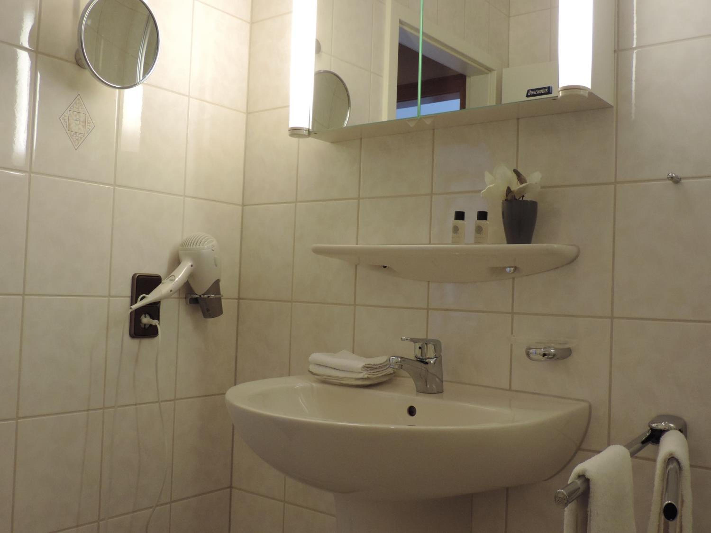 Standard Triple Room - Photo 8