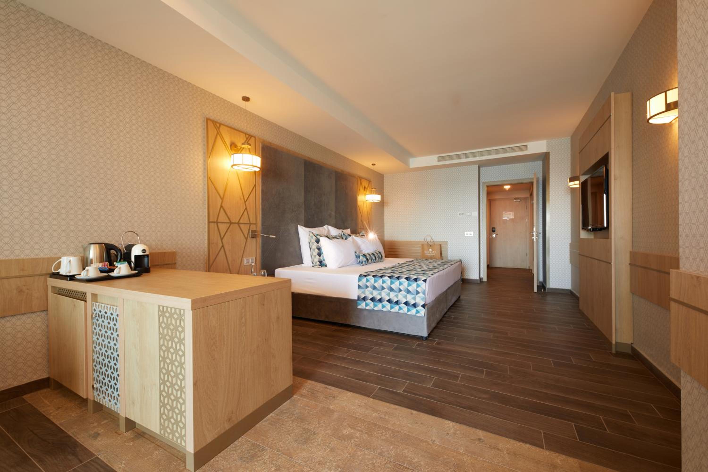Preferred Club Junior Suite Deluxe Frontal Sea View thumbnail 6
