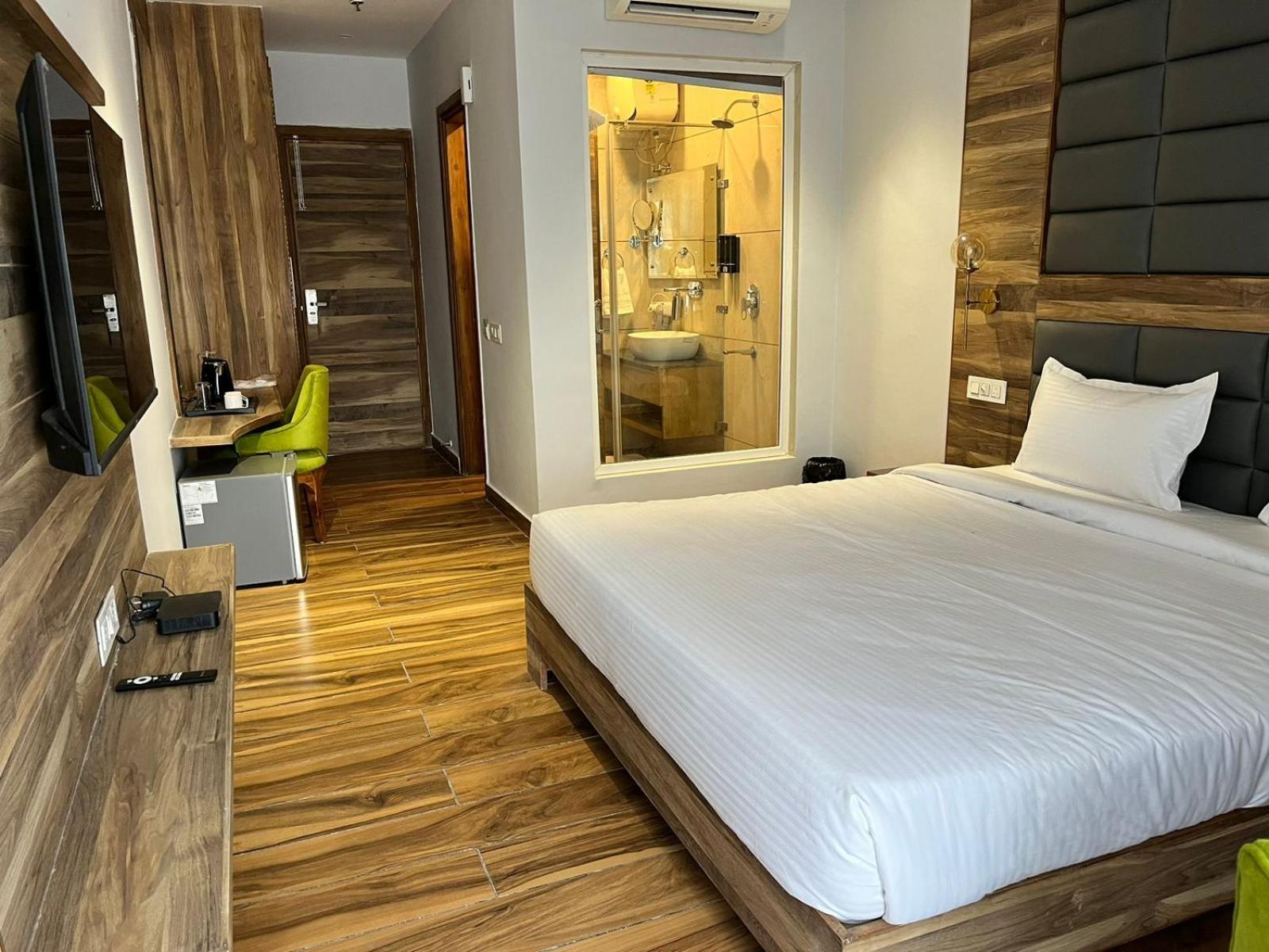 Deluxe King Room - Photo 7