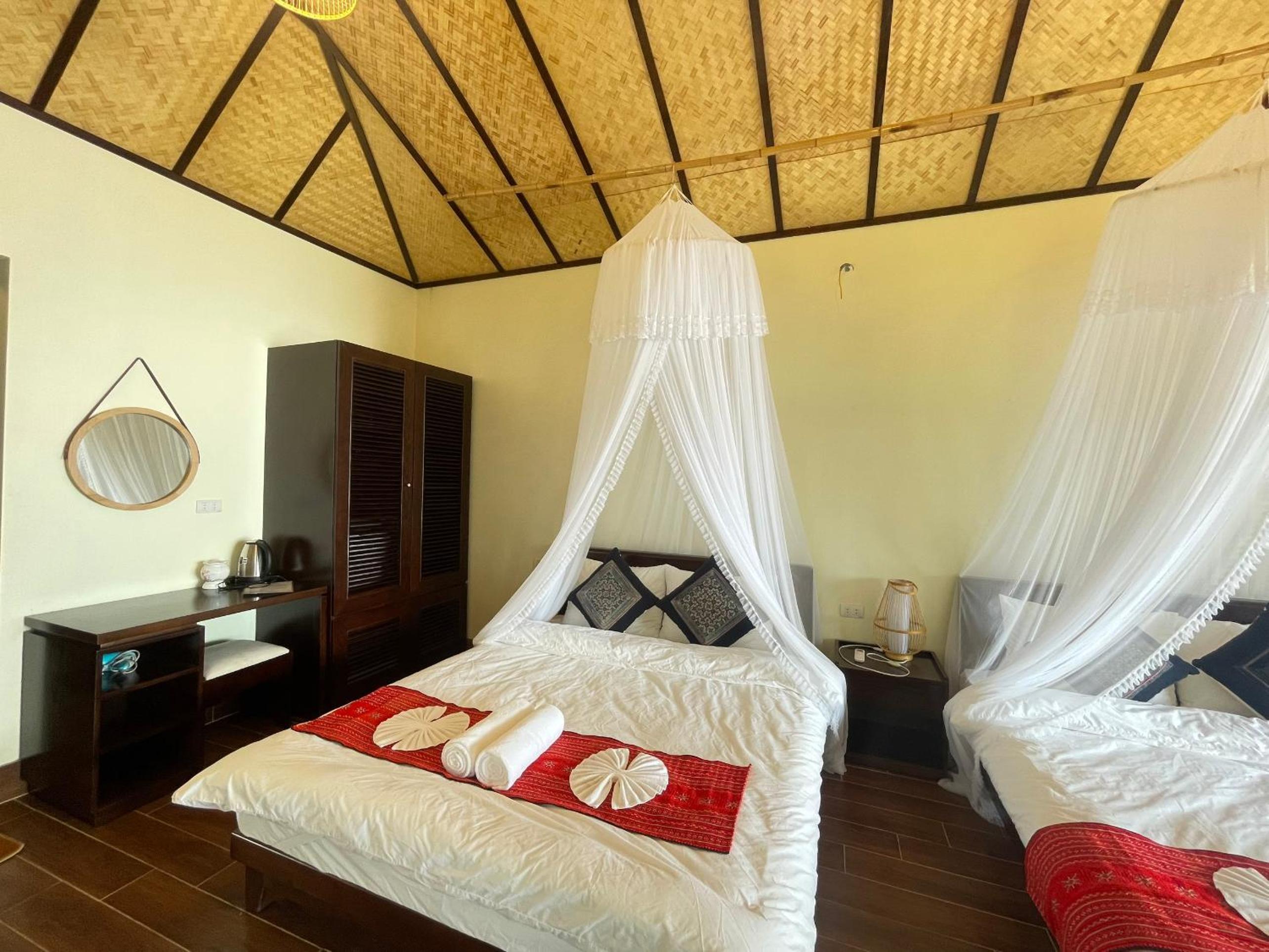 Quadruple Room with Balcony - Photo 13