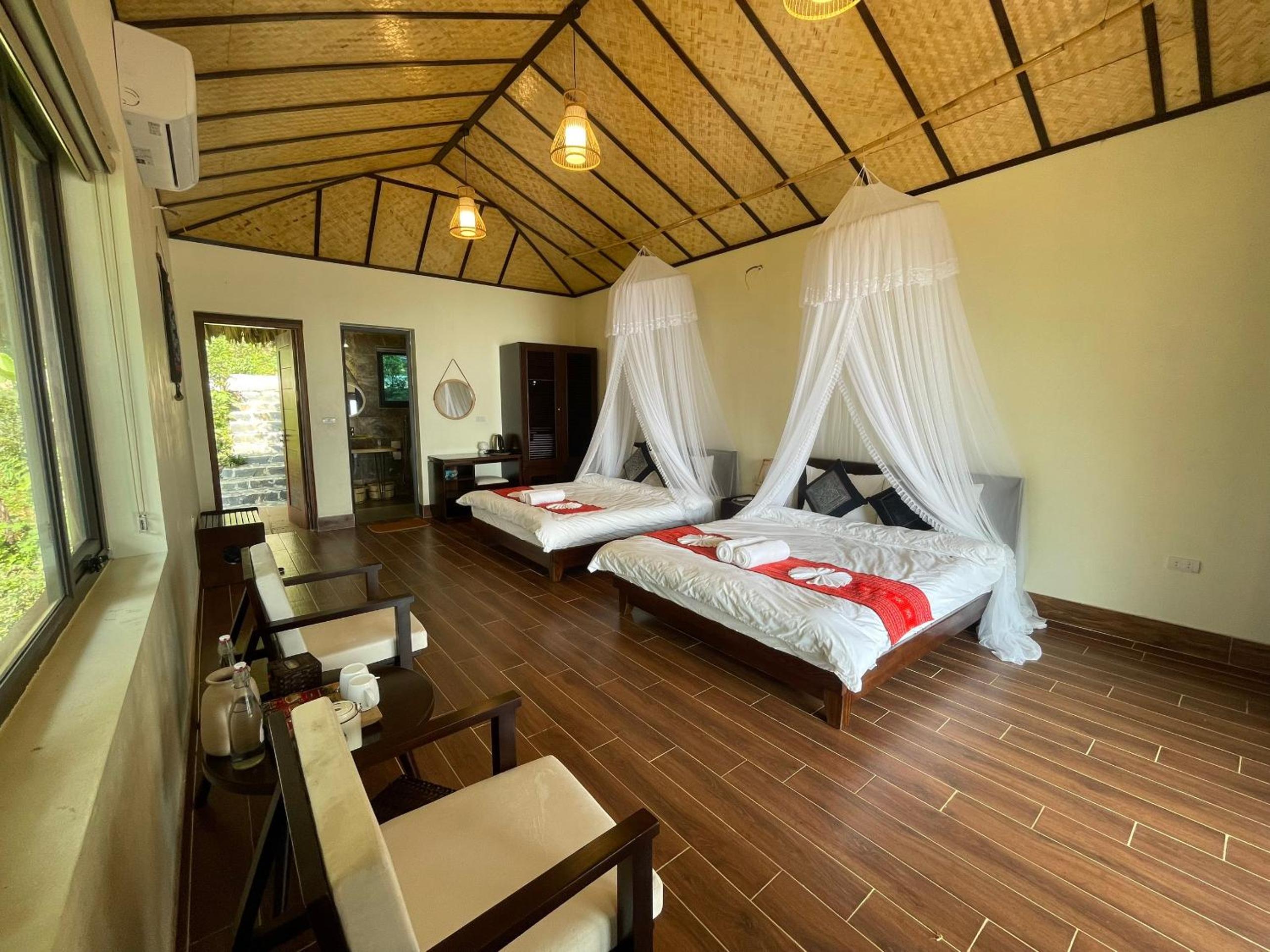 Quadruple Room with Balcony - Photo 3