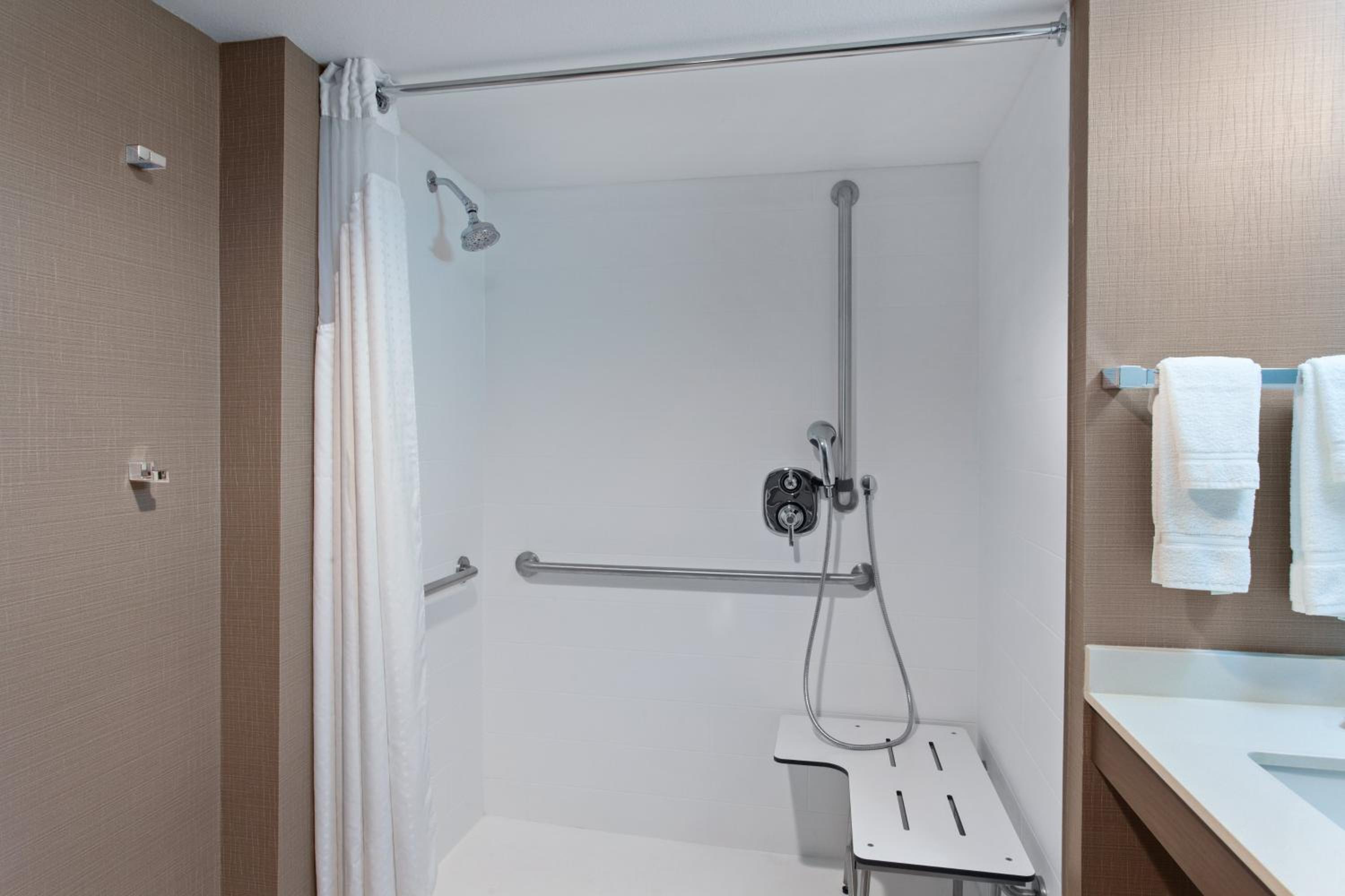 Double Room - Disability Access/Roll-In Shower - Photo 2
